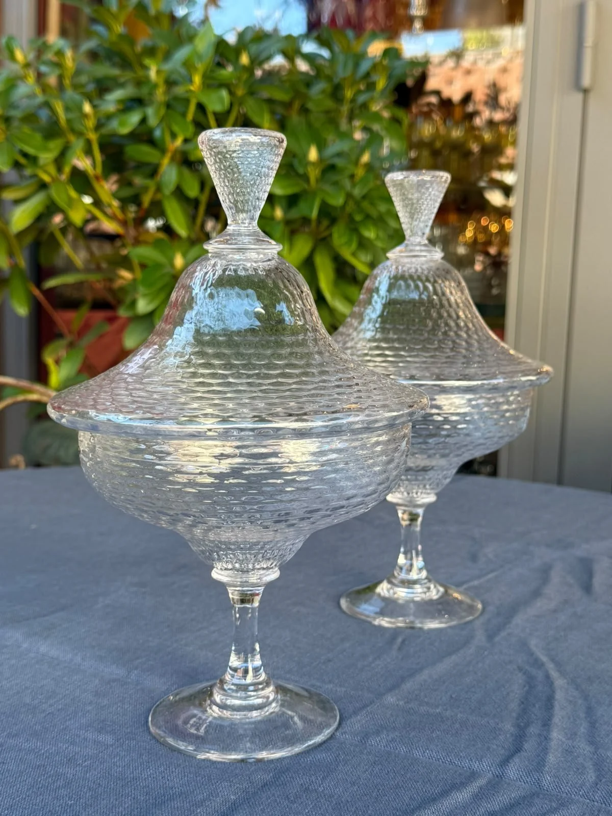 Paire de drageoirs en cristal, France, XXème