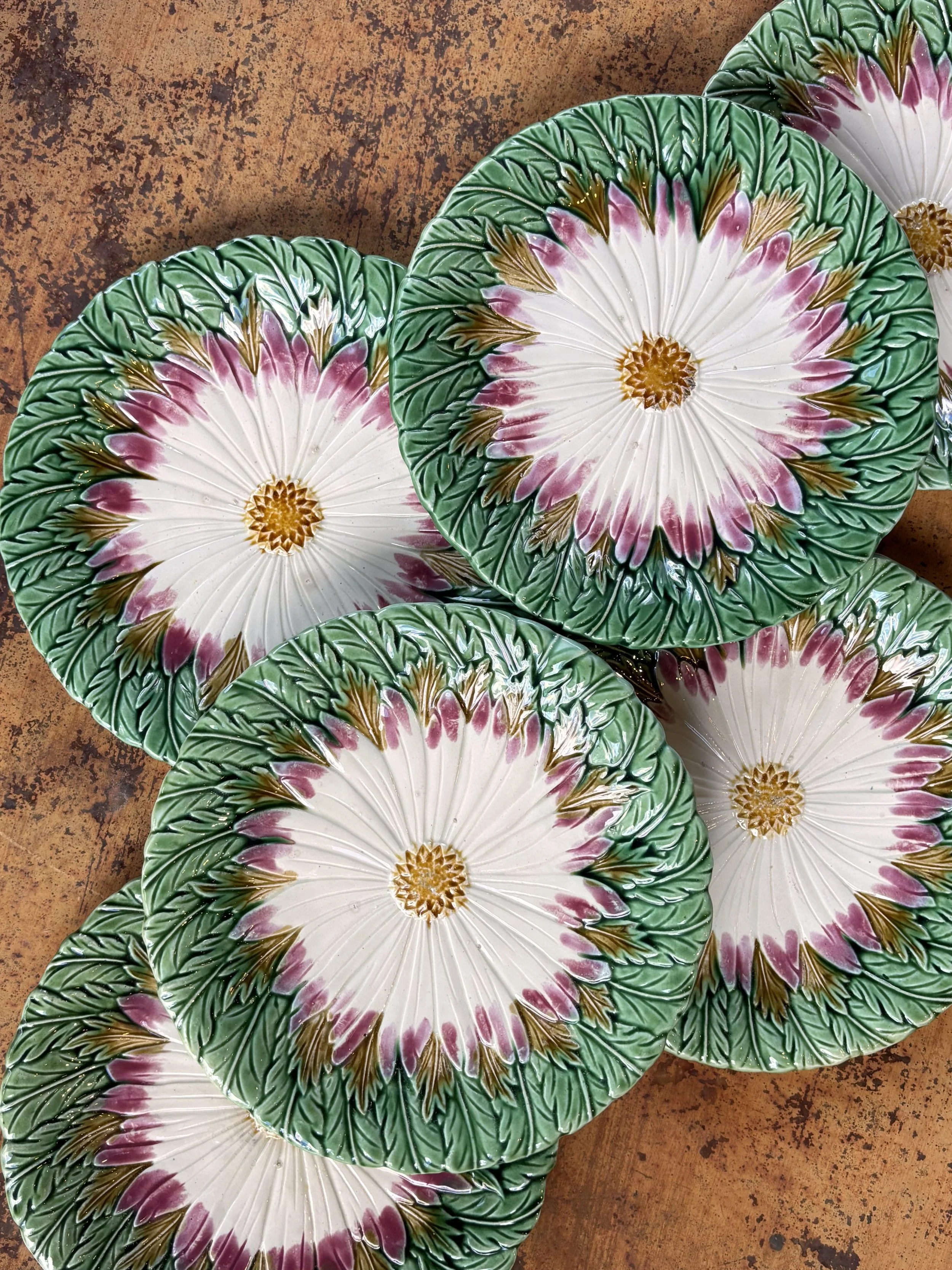 Assiettes en barbotine "Marguerites", France, XXème
