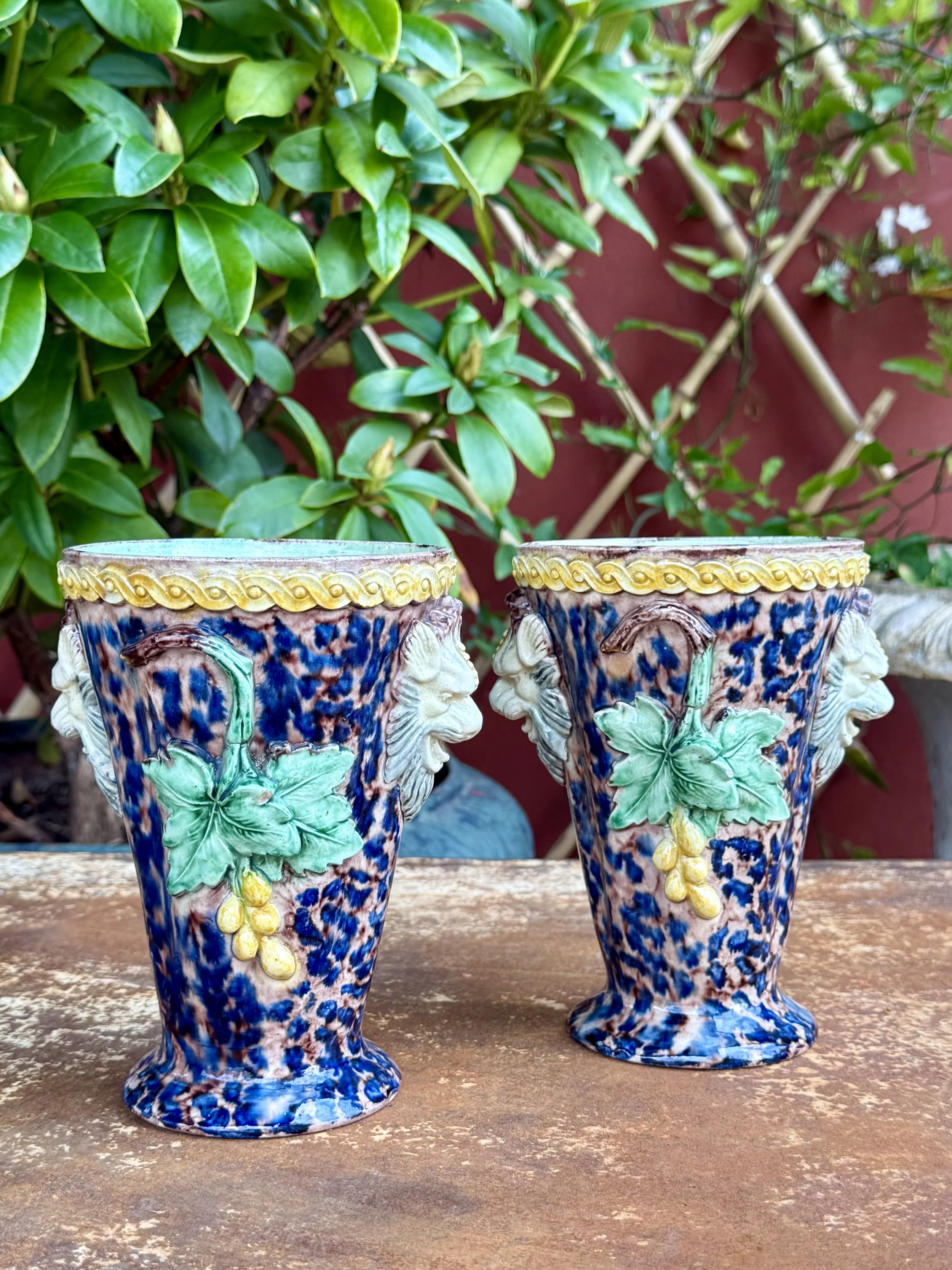Paire de vases en barbotine, École de Tours, XIXème