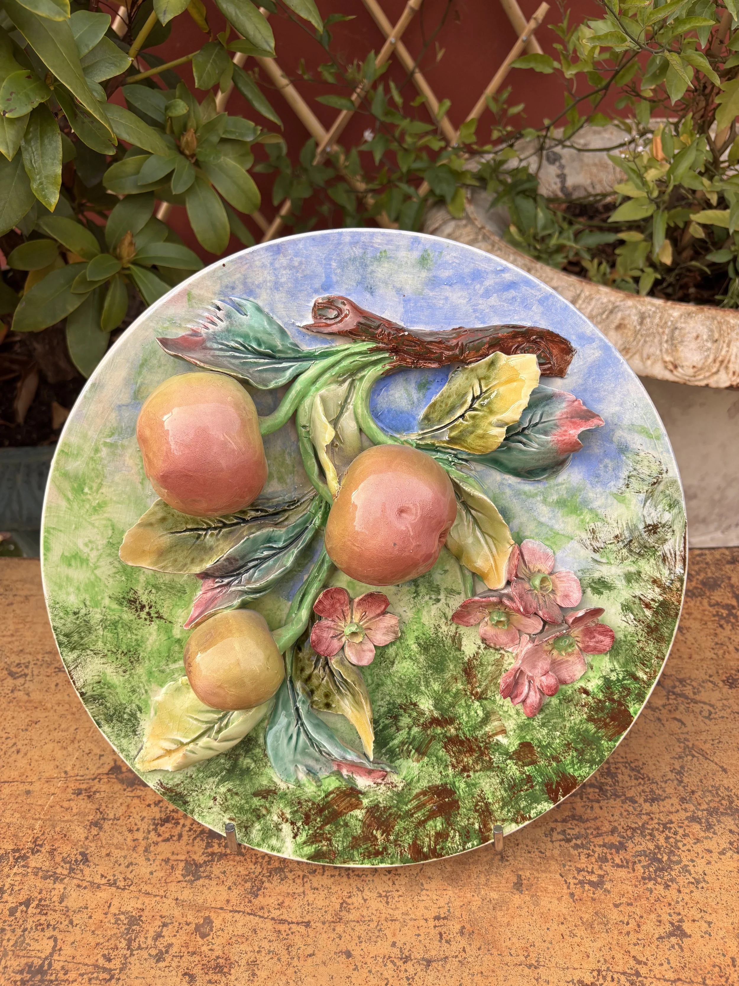 Assiette en barbotine "Pommes", Longchamp, fin XIXème
