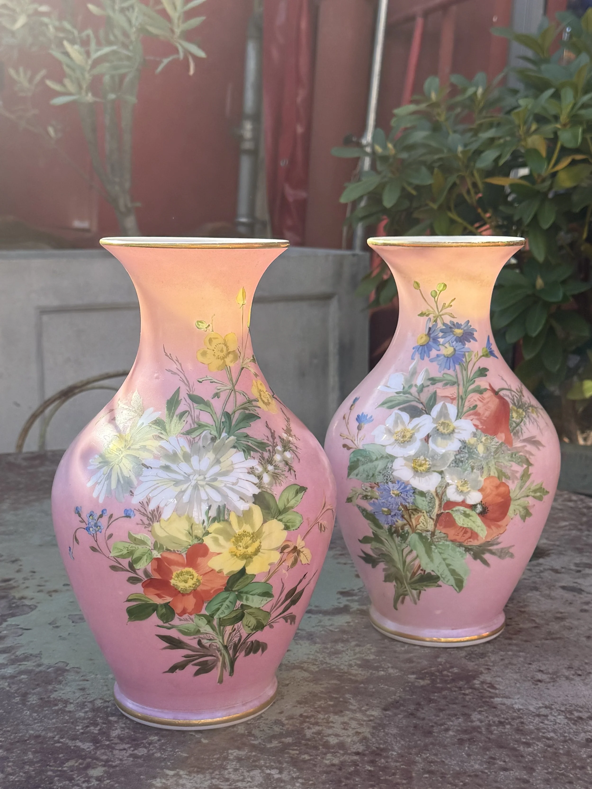 Paire de vases en opaline à décor de fleurs, circa 1880