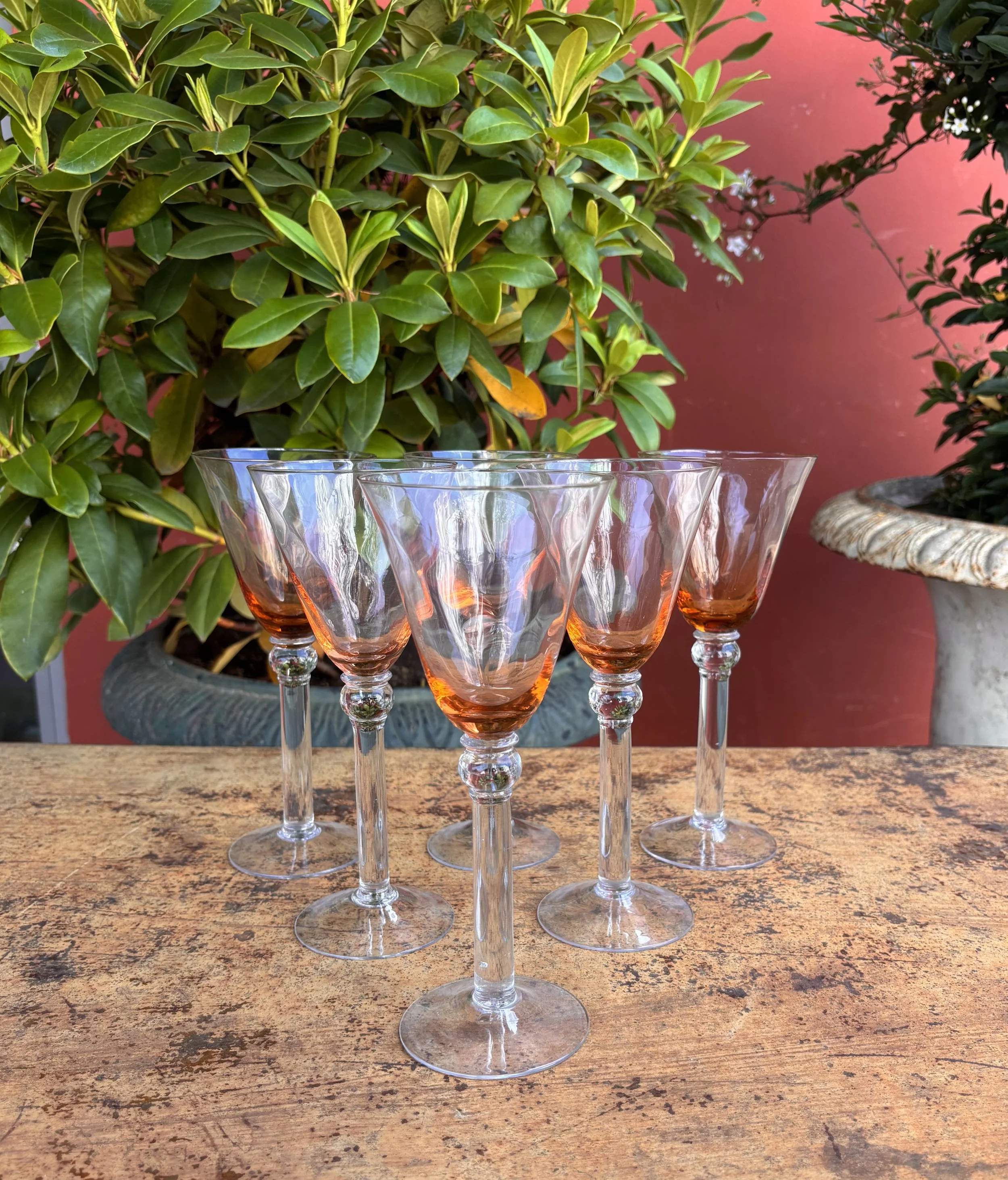 Verres à pied colorés, France, circa 1970