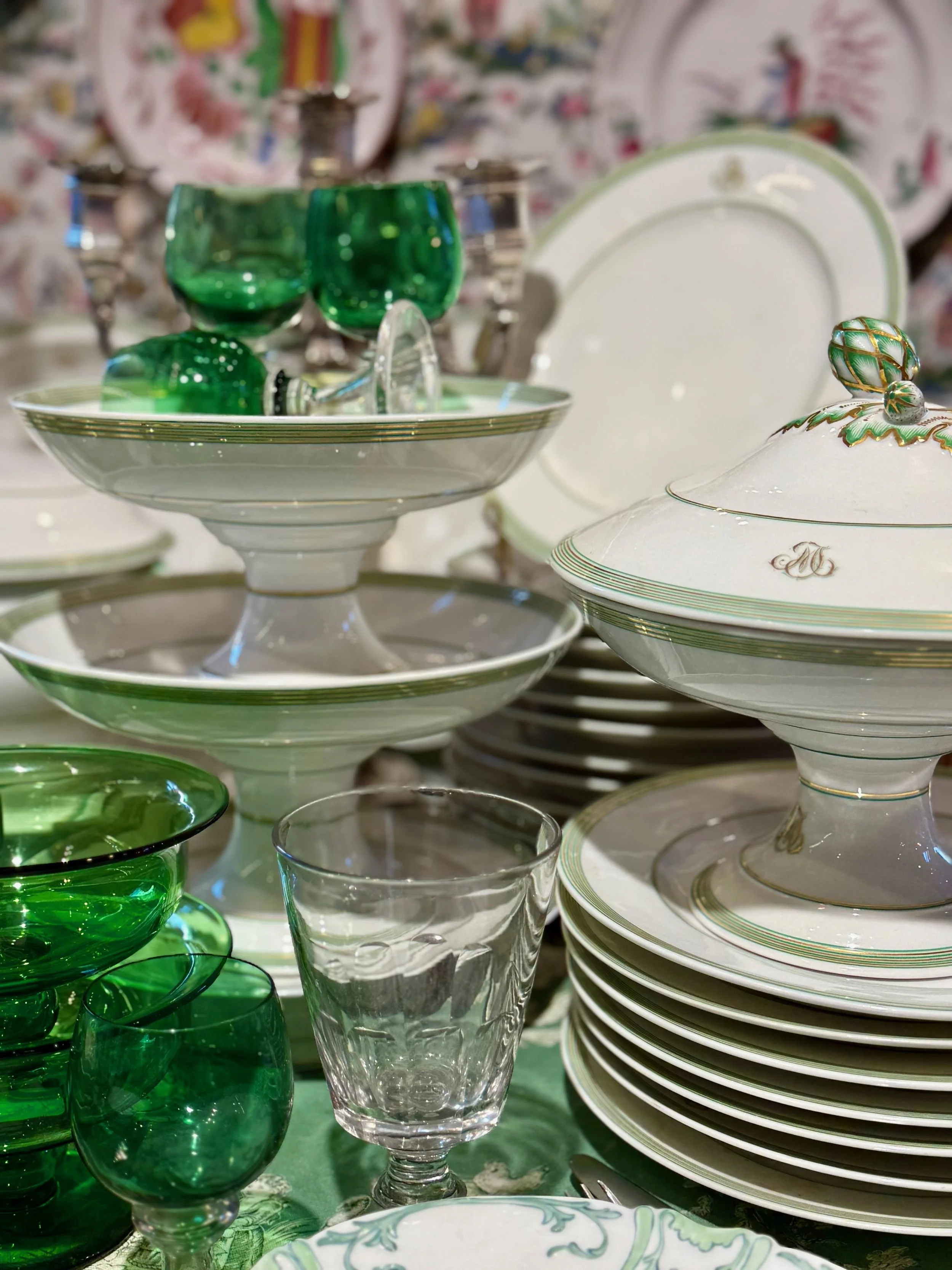 Ravissant service de table en porcelaine de Paris verte, fin XIXème