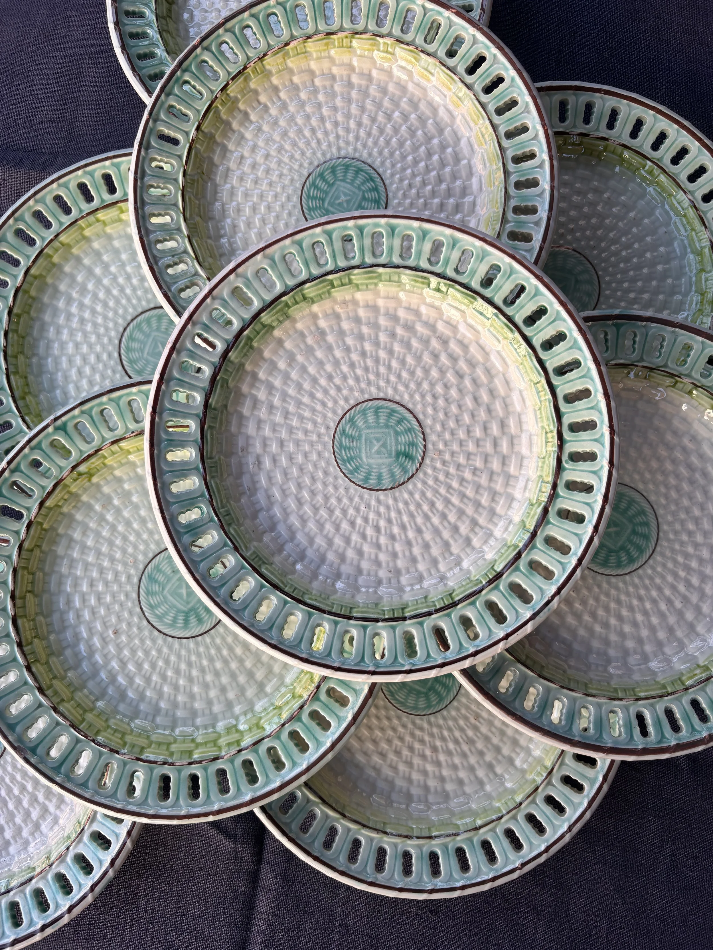 Assiettes en barbotine, France, XXème