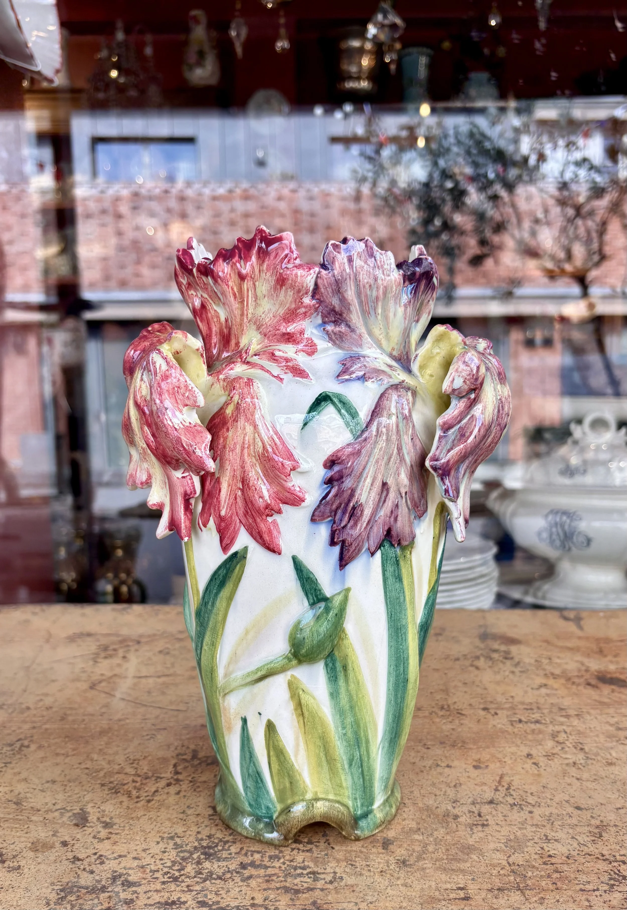 Petit vase en barbotine dans le goût de Delphin Massier, XIXème