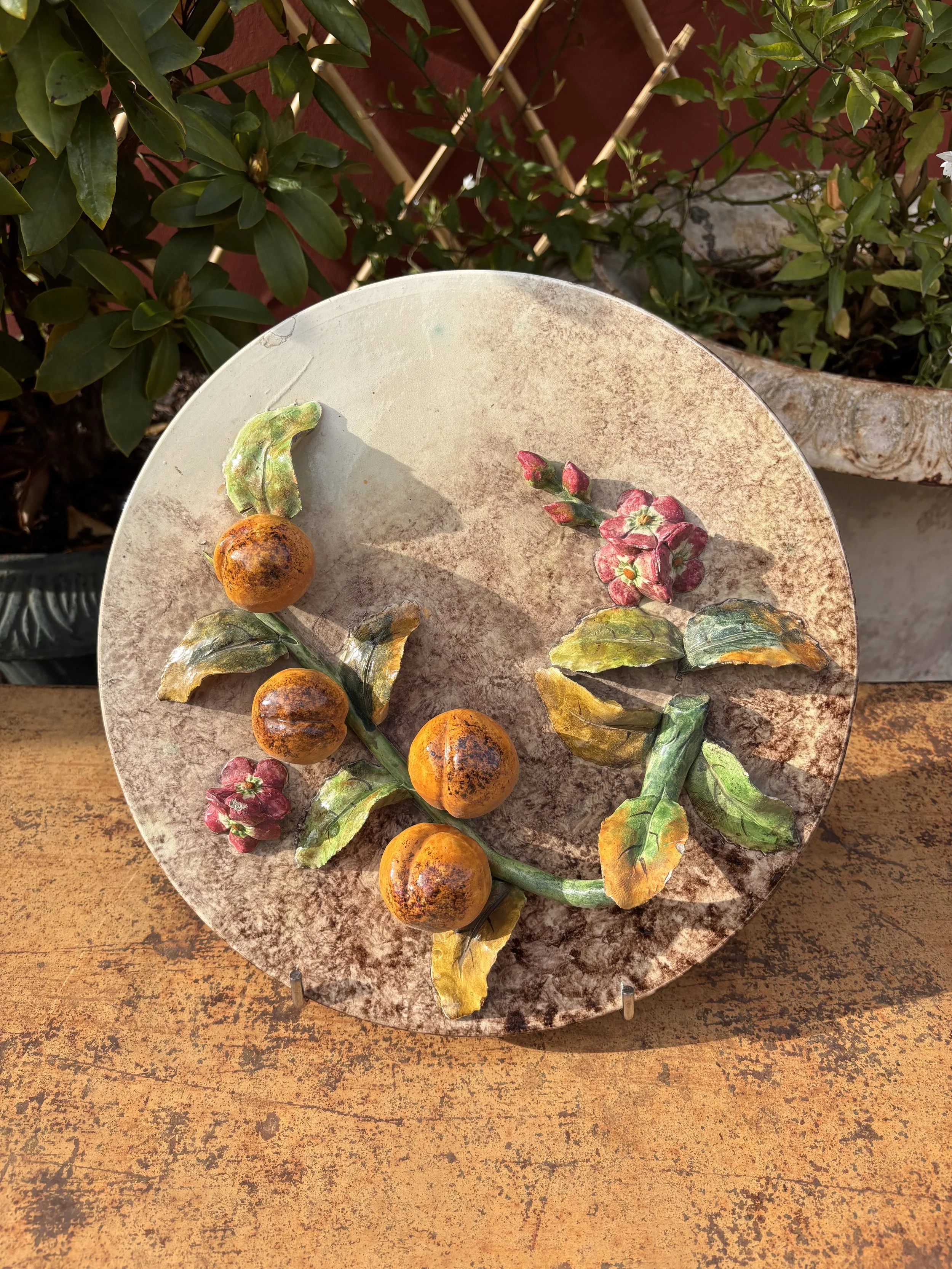 Assiette en barbotine "Abricots", fin XIXème