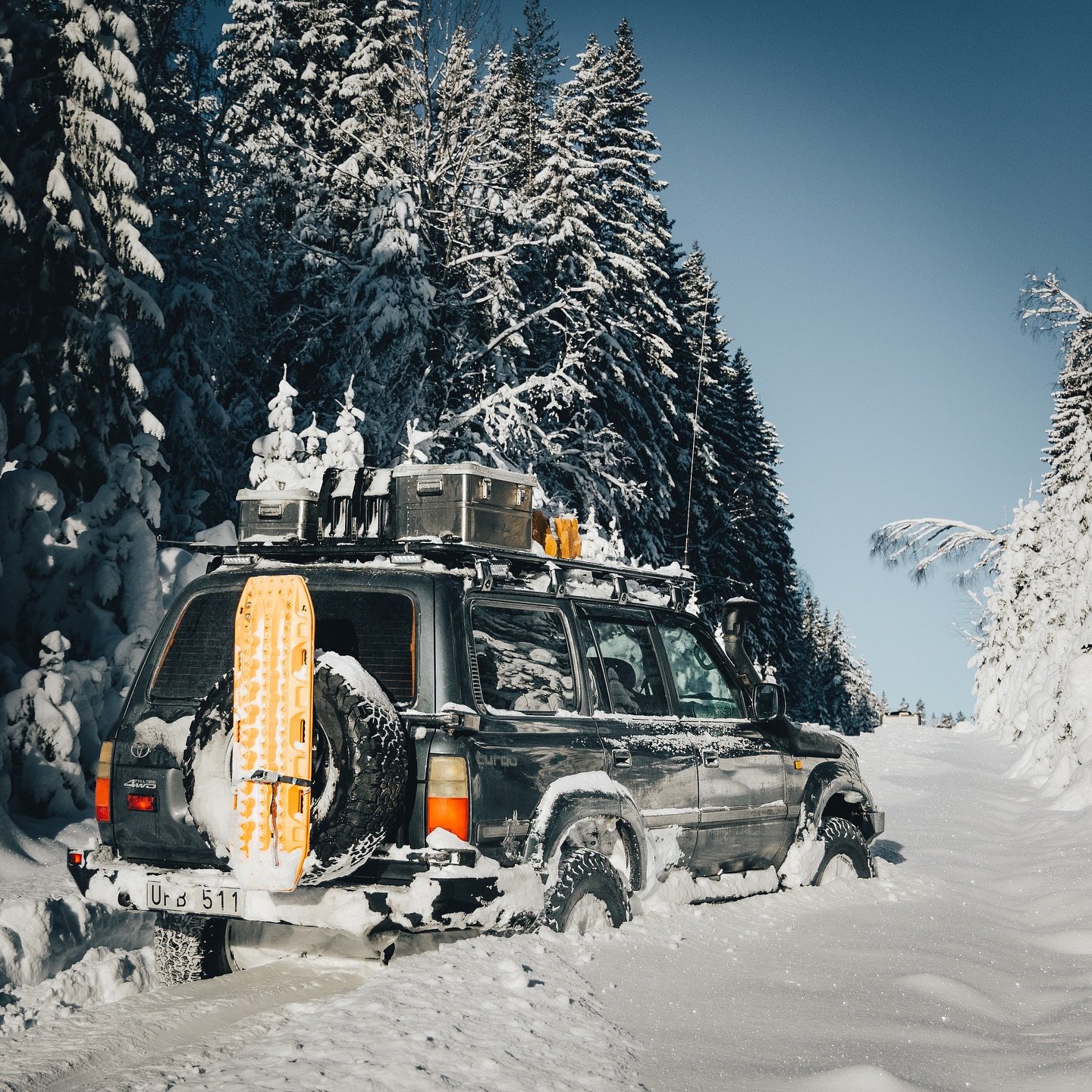 Winter fun at its peak &ndash; This is what I&rsquo;ve built and modified this rig for &ndash; with the ability to live in the vehicle, stay warm with a diesel heater, and handle snowy conditions

#snow snowadventure #snowday #snowpeak #snowfun #snow