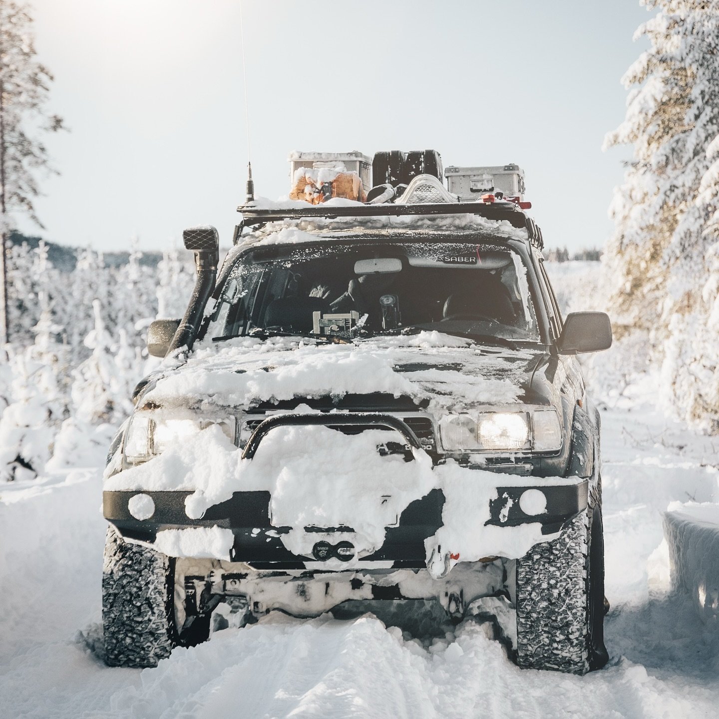 The good old HDJ80 is still kicking, proving its legendary status during our latest snow adventure in the V&auml;rmland forests.
This time, I had the privilege of leading an incredible group of 4x4 enthusiasts through deep snow and challenging trails