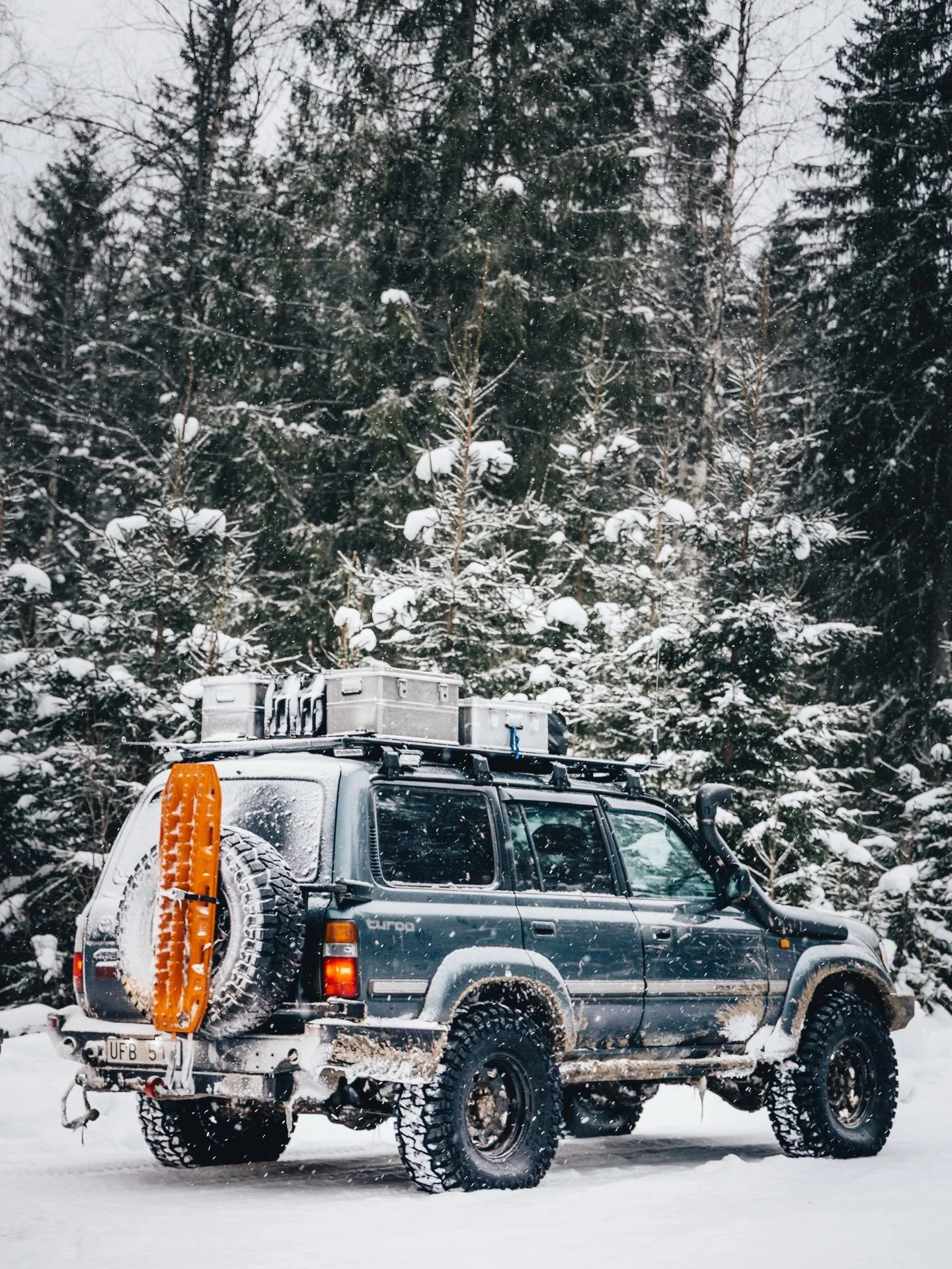 Right gear. Right mindset. Ready for anything. Every snow trail is an opportunity to push limits 
#snowadventures #sweden #landcruser80 #snowwheeling #sweden