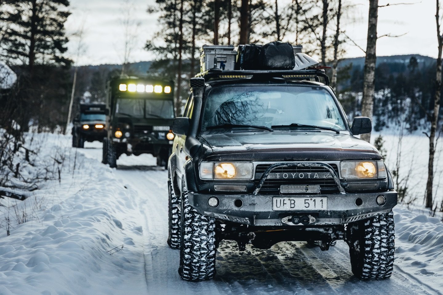 Snow under the tires, cold air in the cabin &mdash; the HDJ80 moves forward like it owns the winter.
Packed and ready, this rig turns frozen trails into pure adventure. #landcruisersweden #80series #snowadventures❄️ #snow4x4 #overlandlife