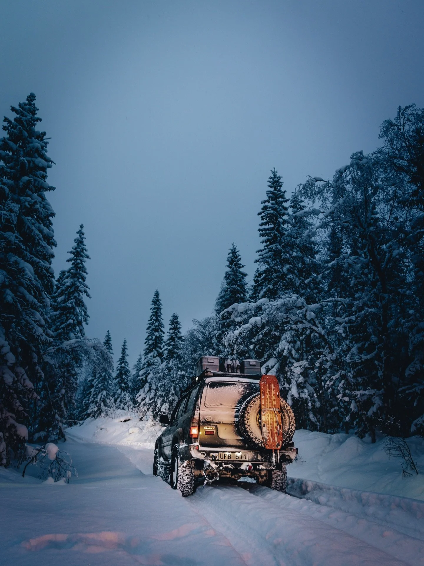 Heading out into the snow-covered mountains in a Land Cruiser HDJ80.
3.5&rdquo; lift, 37x12.50R17 Comforser CF9000 running at 8 PSI.
Alu-box packed with gear on the roof &mdash; ready for adventure.

#landcruiser80 #snowwheeling #swedenimages #overla