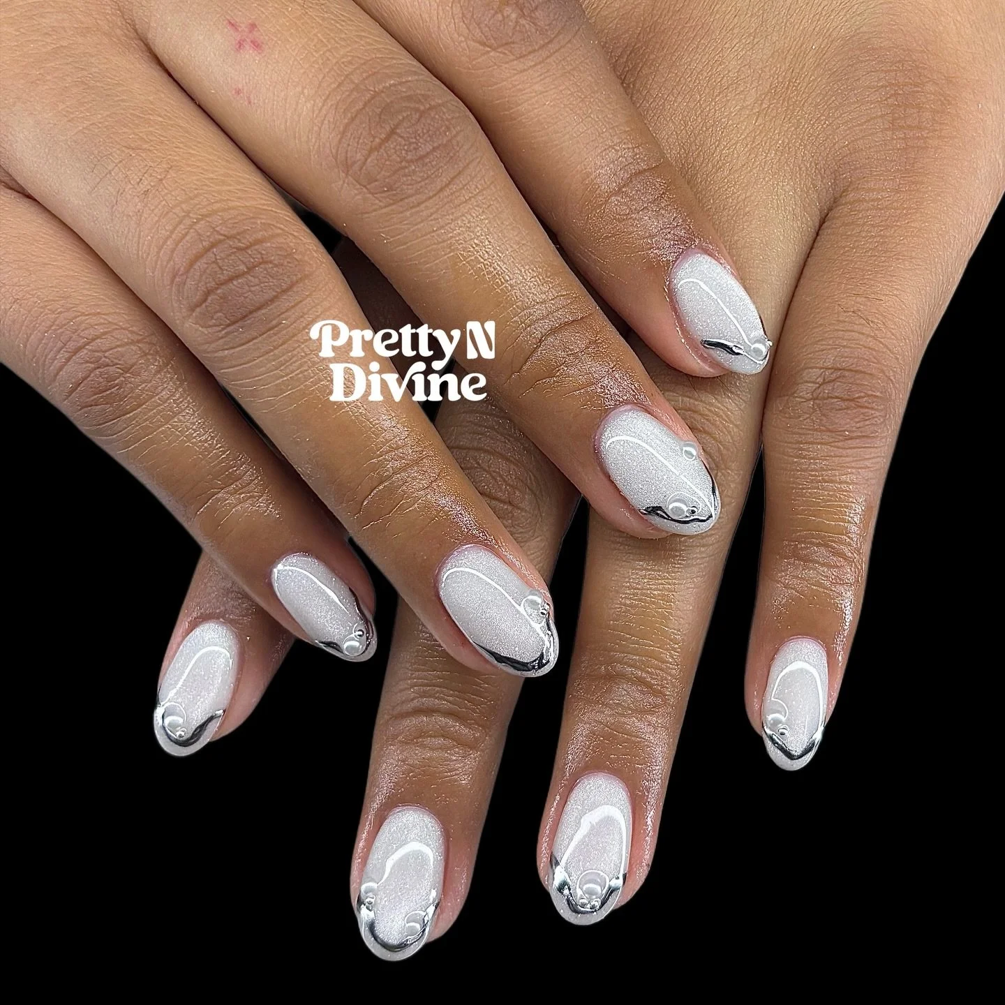 🤍⛓️
@shopagaloreco 
&ldquo;wedding dress&rdquo; structure gel
&ldquo;moonlight silver&rdquo; cat eye 
diamond steel top coat
code: pretty