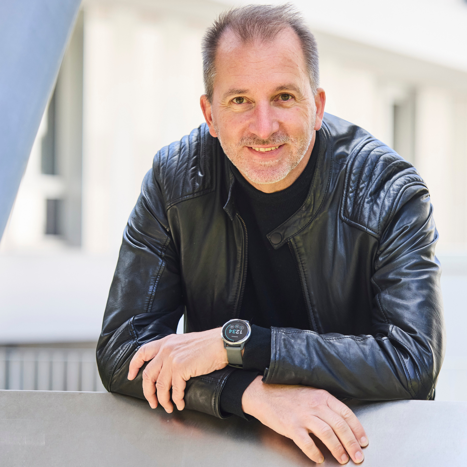 Andreas Berglitz, Geschäftsführer von Pala Management,  lächelt auf dem Foto. Er ist in einem modernen Büro.