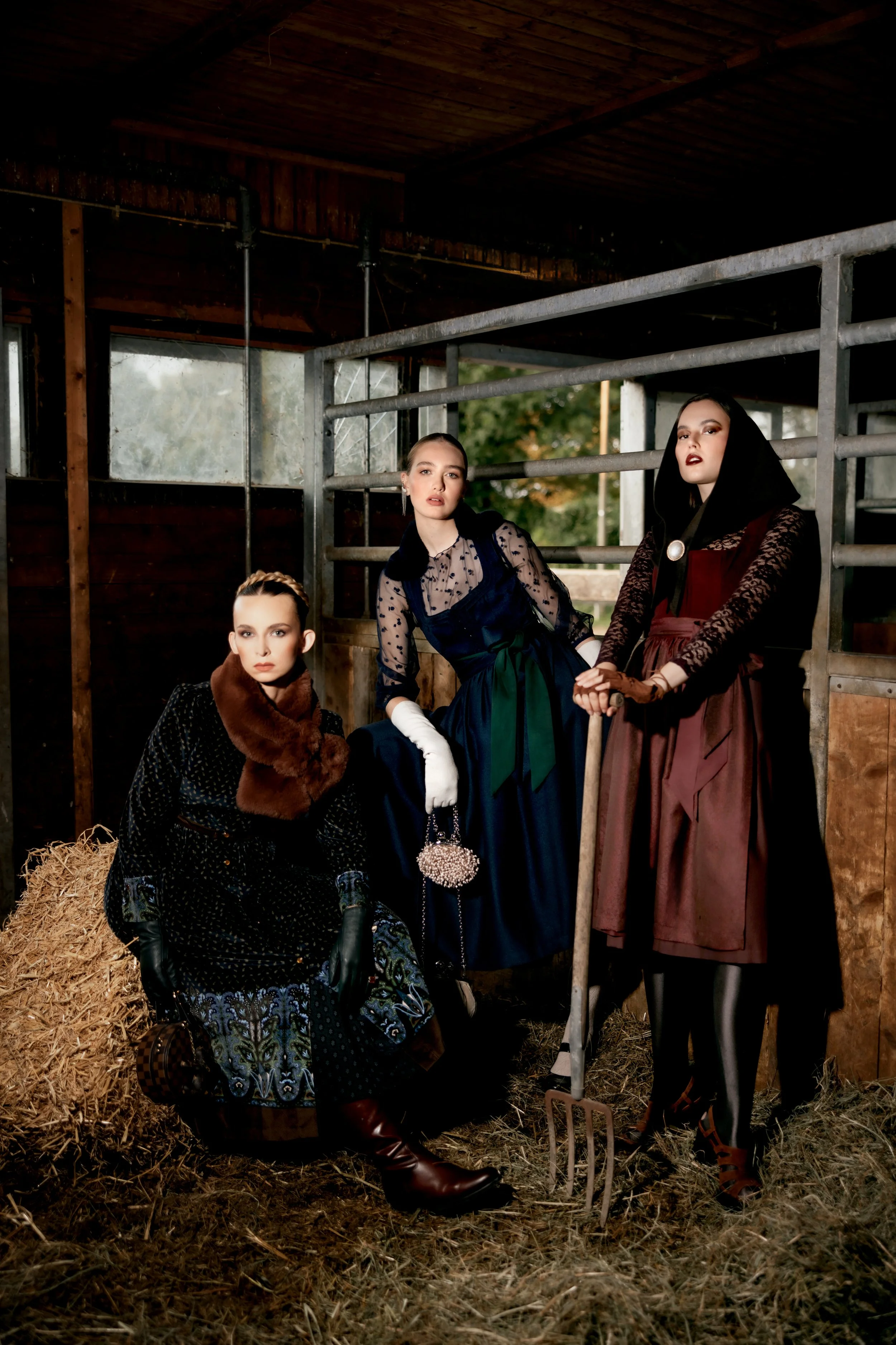 High-Fashion Editorial mit Kleid „Kleas“ von LUIS TRENKER. Tasche „Boîte Chapeau Souple PM“ von LOUIS VUITTON. Handschuhe von TWINSET Milano. Stiefel von BRUNELLO CUCINELLI.

Dirndl „Florence Tawny Port“ von LIMBERRY. Spitzenbody „Pia“ von LIMBERRY. 