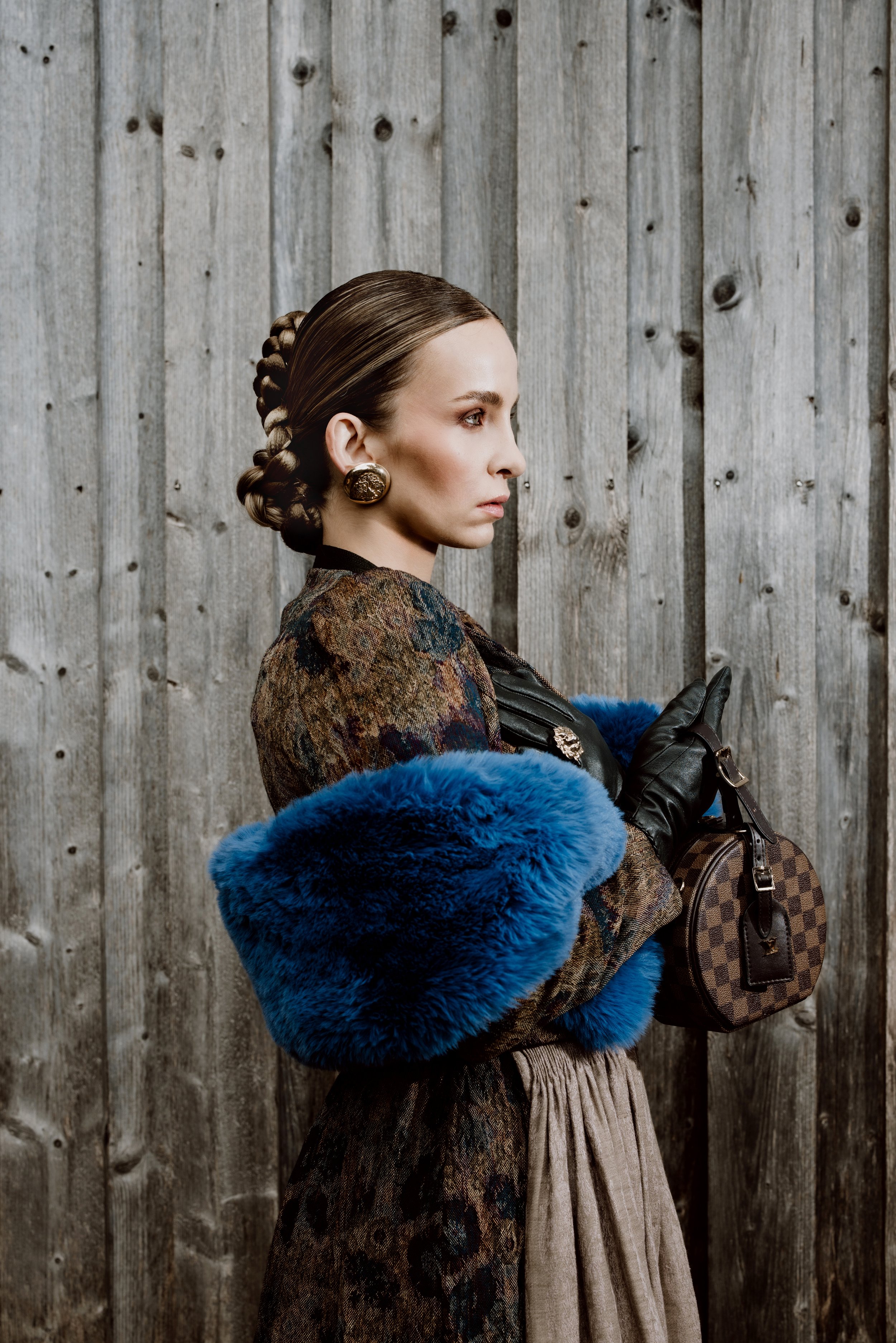 Fashion Editorial mit Sleek Hair und Flechtfrisur, Kleid und Miederjacke "Flora" von Gottseidank, Tasche „Boîte Chapeau Souple PM“ von LOUIS VUITTON. Pelzschal von ADRIENNE VITTADINI. Lederhandschuhe von TWINSET Milano. Erschienen im Fesch Magazin. 
