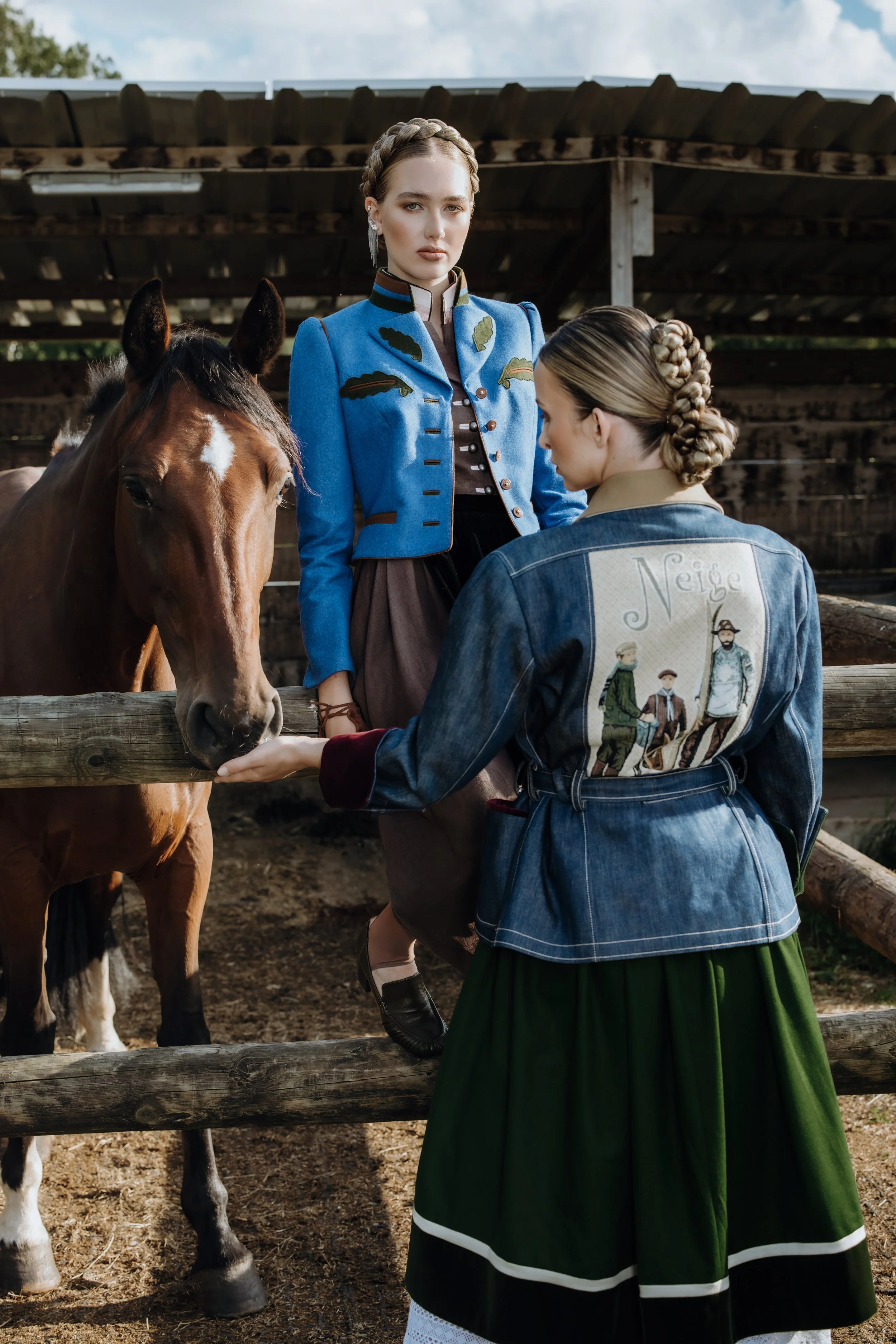 Fashion Editorial mit Dirndl und Jacke "Arosa" sowie Dirndl "Alma" und Jacke Mille Miglia" von Stajan. Erschienen im Fesch-Magazin.
https://www.fesch-magazin.com/mode/roots-runways-bayerische-tracht-trifft-moderne-couture/