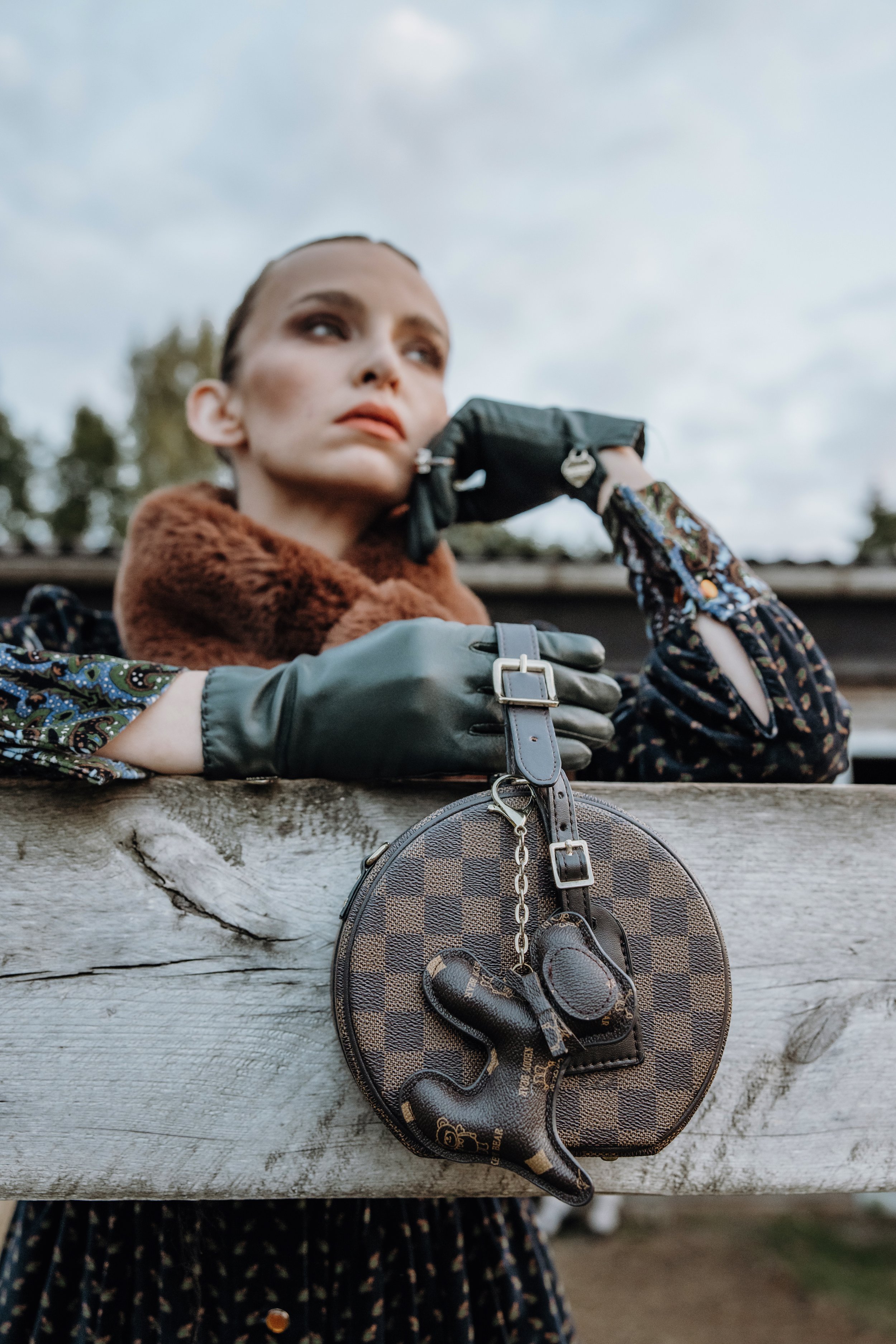 Tasche „Boîte Chapeau Souple PM“ von LOUIS VUITTON. Bag Charm: Artisan-made. Handschuhe von TWINSET Milano.

https://www.fesch-magazin.com/mode/roots-runways-bayerische-tracht-trifft-moderne-couture/

