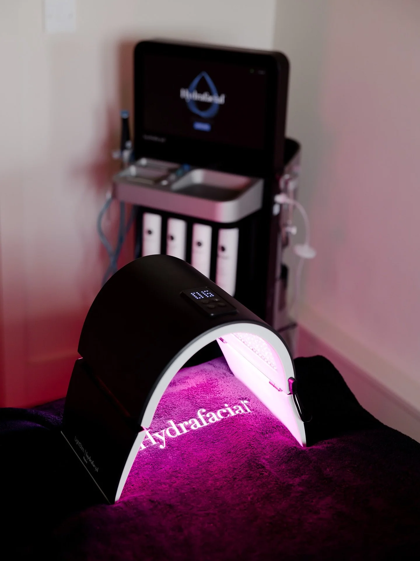 ✨ Why HydraFacial is your autumn/winter skin essential ✨

Cold weather, central heating and darker days can leave your skin feeling dull, dry and congested but HydraFacial brings it back to life. 💧

This results-driven facial deeply cleanses, exfoli