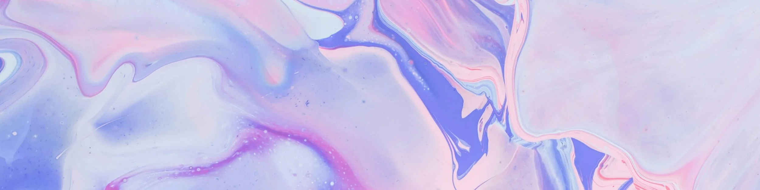 Un fond abstrait avec des couleurs pastel, principalement du violet, du bleu et du rose, avec des motifs fluides et marbrés.
