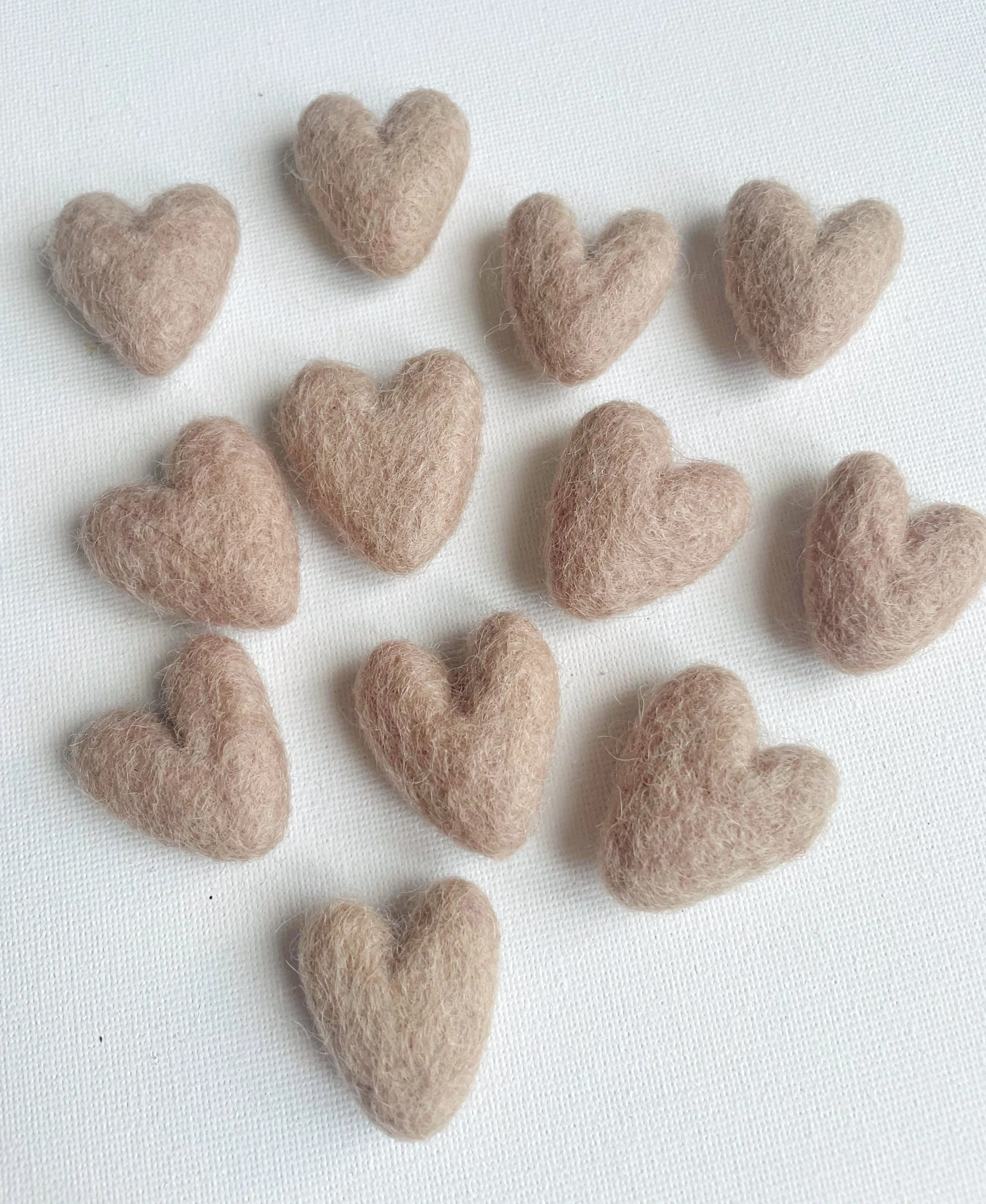 100% Wool Felt hearts- 2cm - Light Latte, 1 count