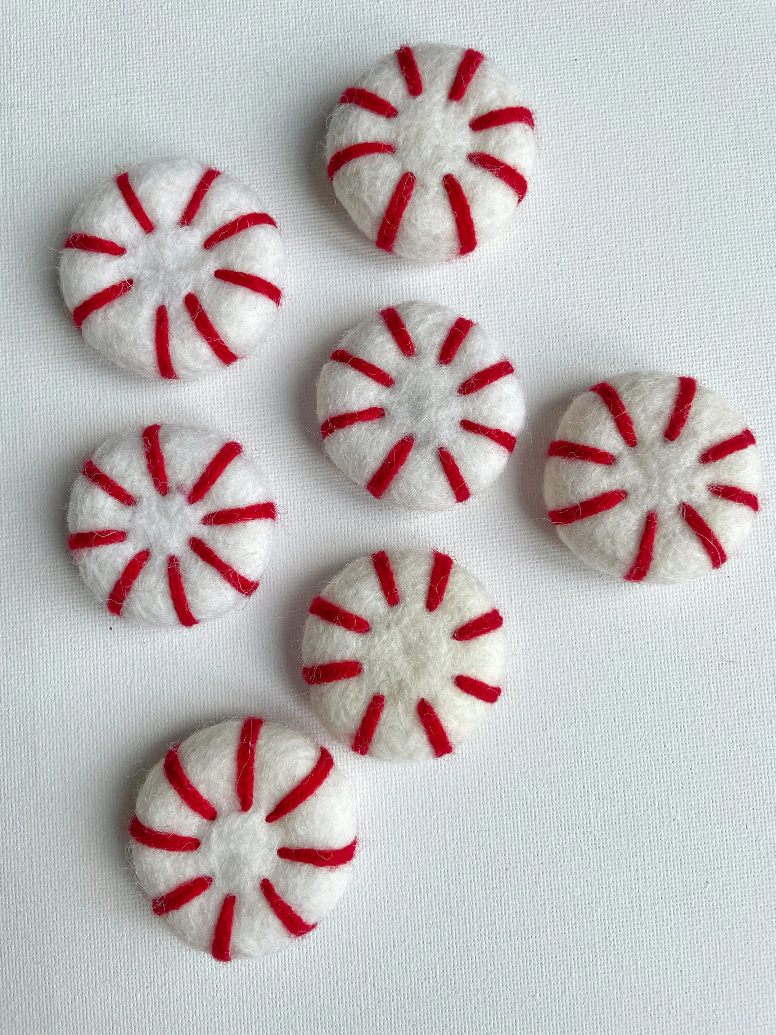 100% Wool Felt Peppermint Candy/Taffy Sweet approx: 3.5cm x 1.4cm, 1 count