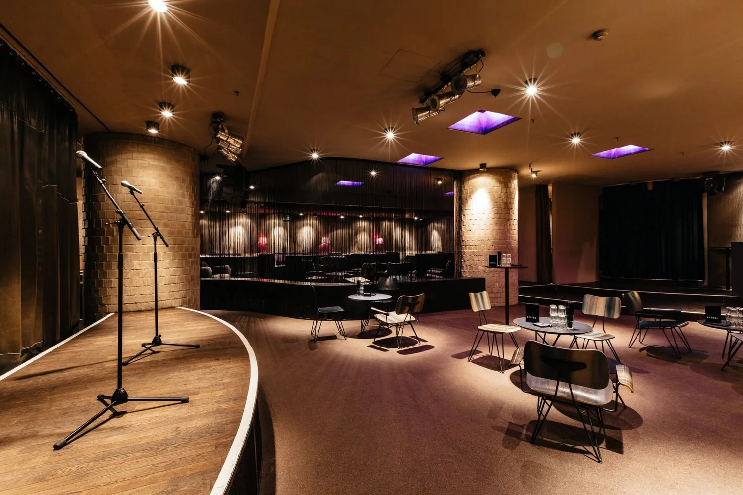 Bühne mit Blick auf die VIP-Lounge