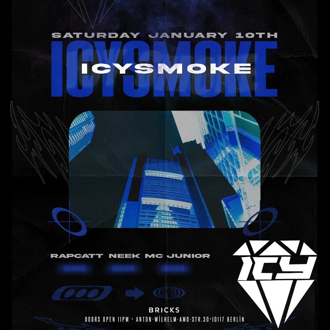 Flyer für ein Konzert oder eine Veranstaltung am Samstag, den 10. Januar, mit den Künstlern ICY SMOKE, RAPCATT, NEEK MC JUNIOR in Berlin. Die Gestaltung ist futuristisch mit stilisierten Gebäuden in Blau und Schwarz.