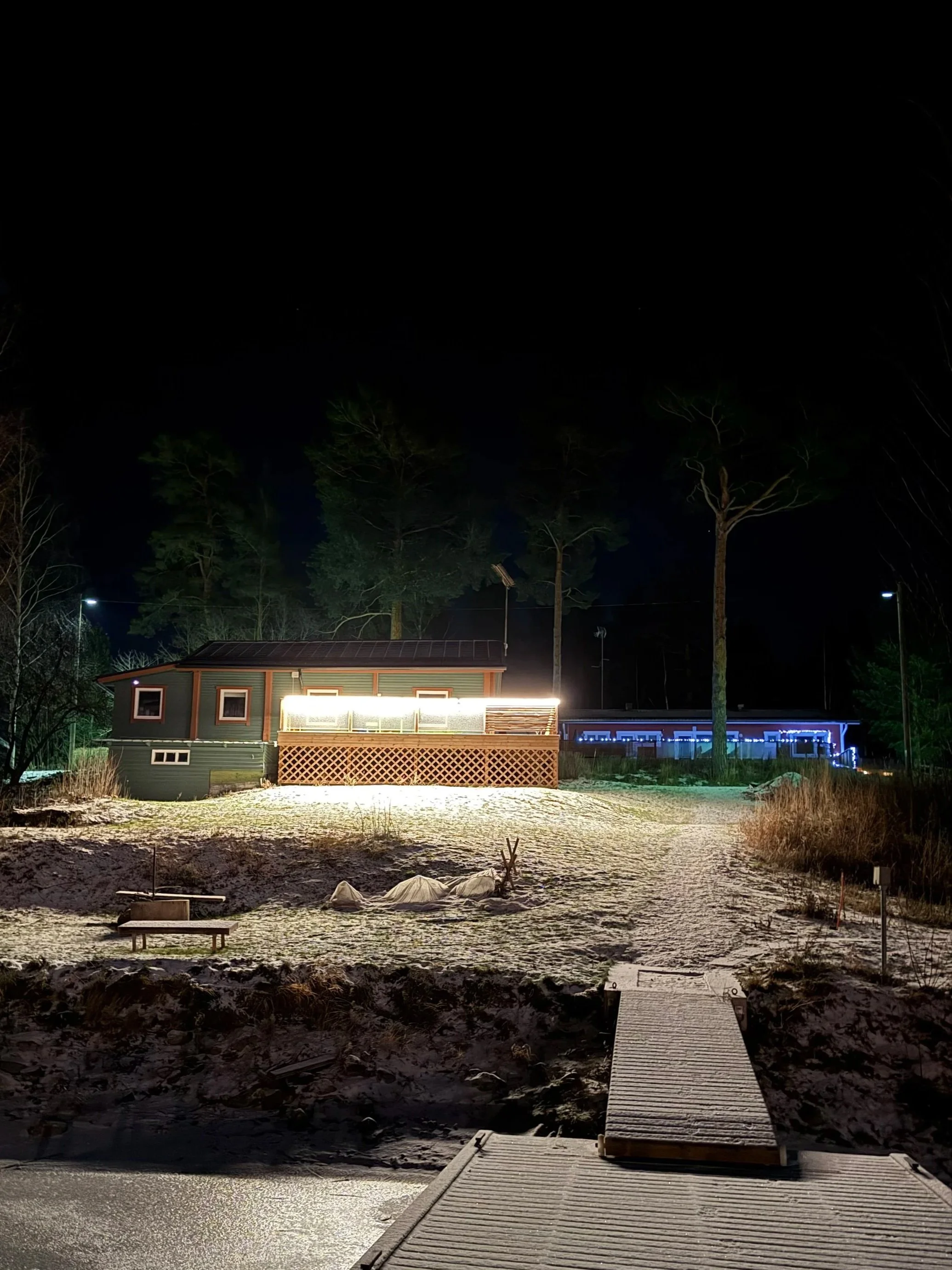 Rantatalo iltavalaistuksessa