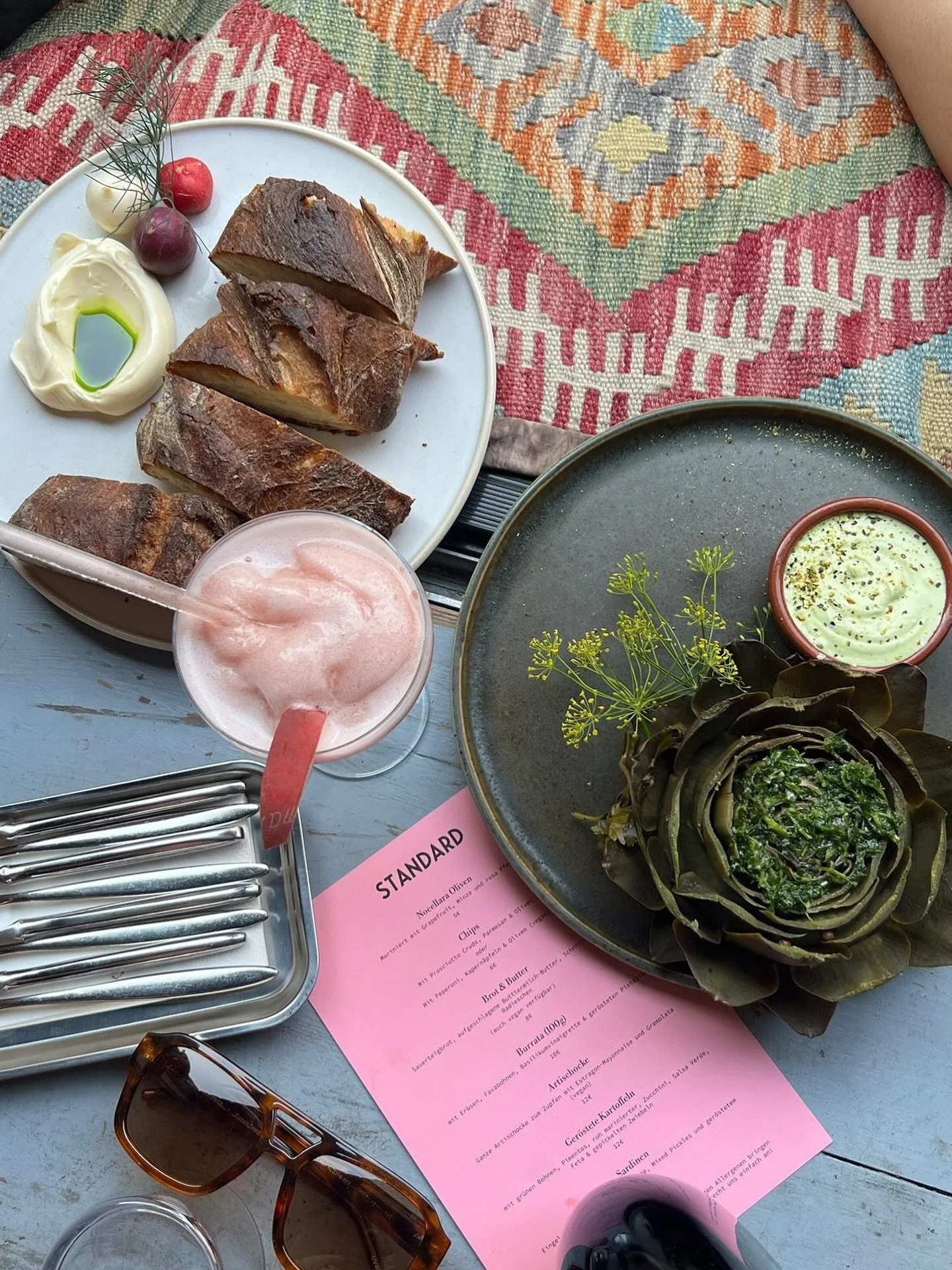 Ragazzi! Das k&ouml;nnte euer Start ins Wochenende sein: feinster Ros&eacute; Slushy &amp; Artischocke mit Estragonmayonnaise mit Blick auf die Gro&szlig;e Freiheit warten auf euch! &Uuml;ber unsere Website k&ouml;nnt ihr noch f&uuml;r heute und morg