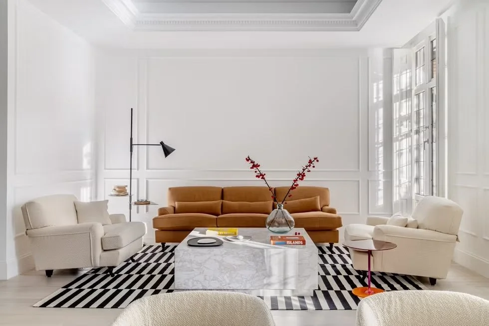 piso-barrio-salamanca-matty-costa-blanco-minimalista-salon-sofa-marron-6405cdcf92025.jpg copy.jpg