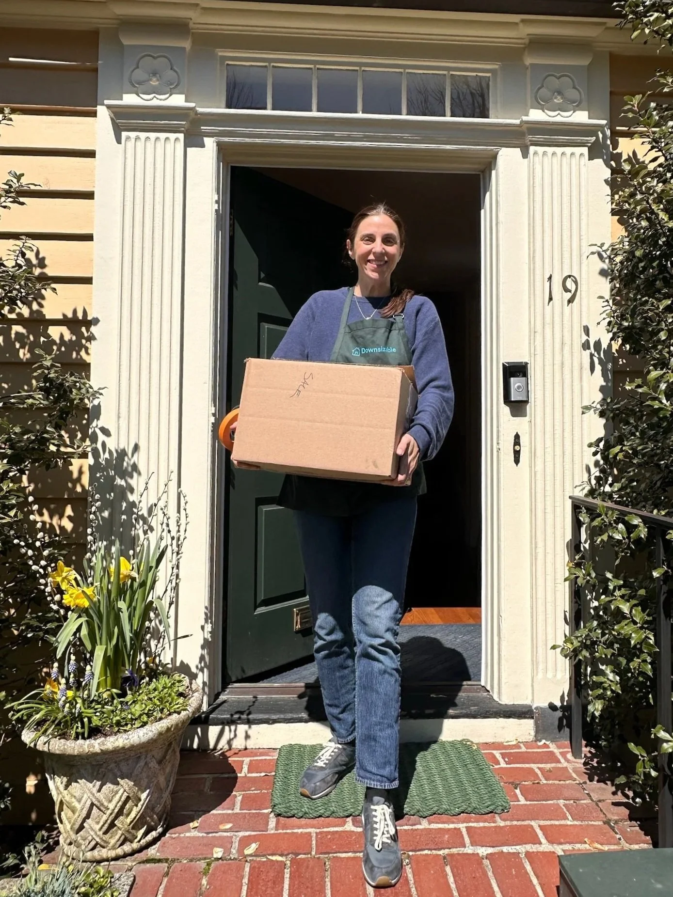 Downsizable move manager carrying box at Cambridge home