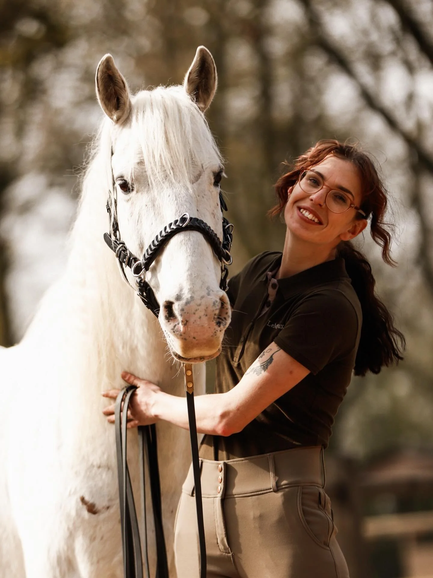 Hi, ik ben Sera, het gezicht achter @equinamicbysera 💚

Eigenaresse van mijn knappe witte &ldquo;spook&rdquo; Caspar en geboren en gebleven in het mooie Breda.

Afgestudeerd als fotograaf, maar mijn hart ligt bij paarden. Als gediplomeerd trainer en