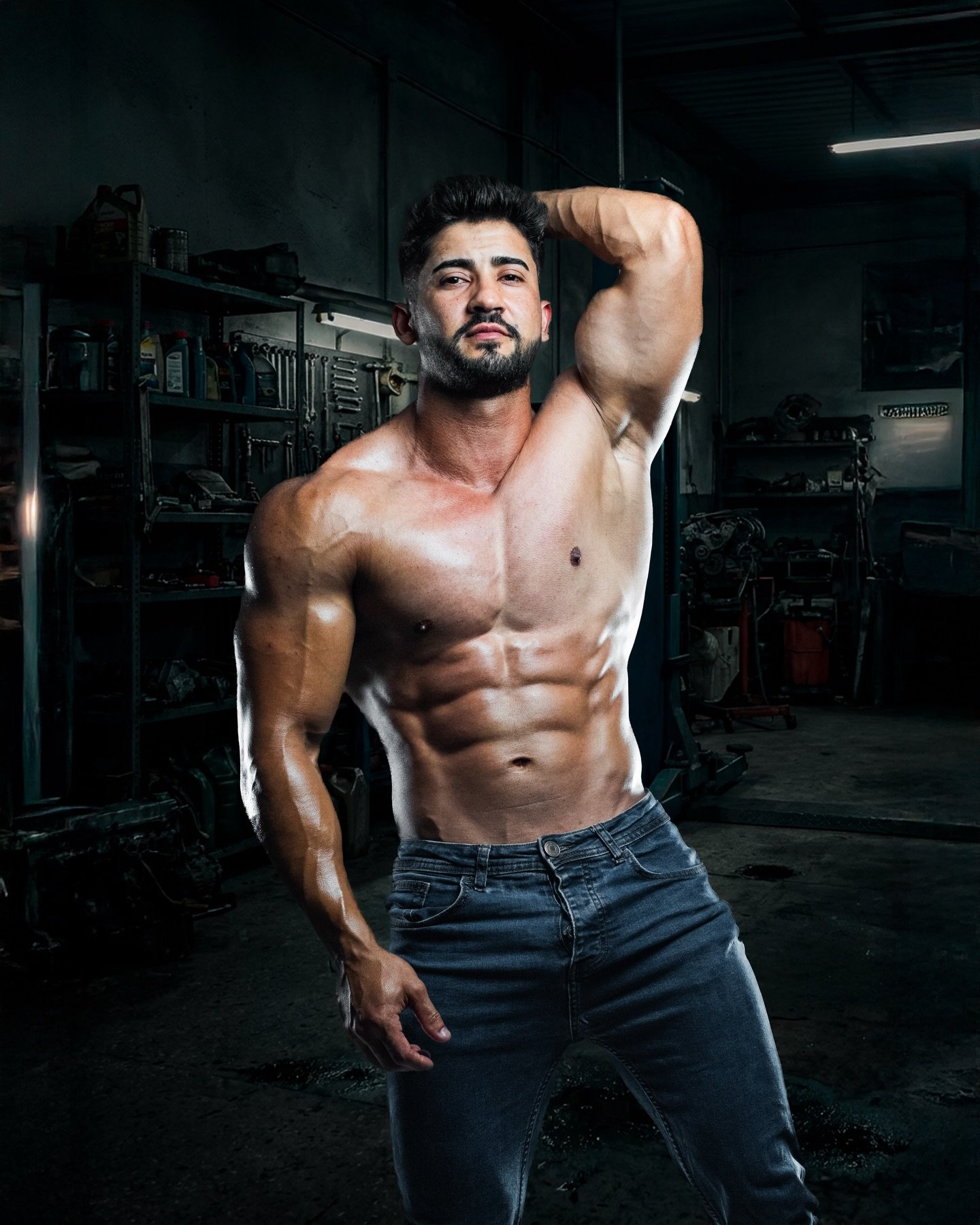 La fuerza no aparece de la nada.
Se construye en silencio, en repeticiones que nadie ve y en decisiones que pesan m&aacute;s que el hierro.

Esto no es solo un cuerpo entrenado.
Es disciplina, constancia y car&aacute;cter.

Como fot&oacute;grafo busc