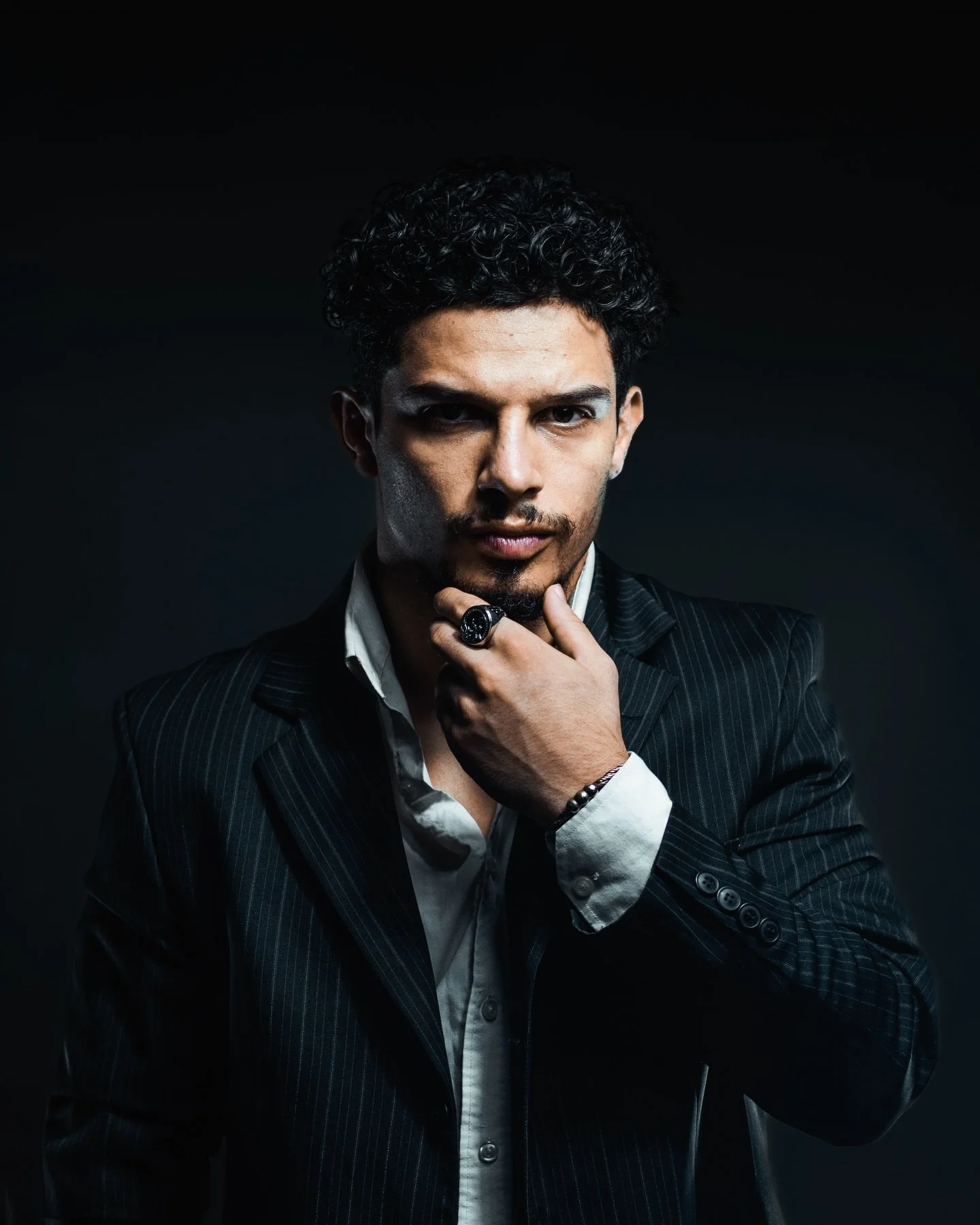 O elegante tamb&eacute;m pode surpreender. J&aacute; se imaginou assim? 

Modelo: @lobo.jhon_k 
Fotograf&iacute;a: @studio_x.uy