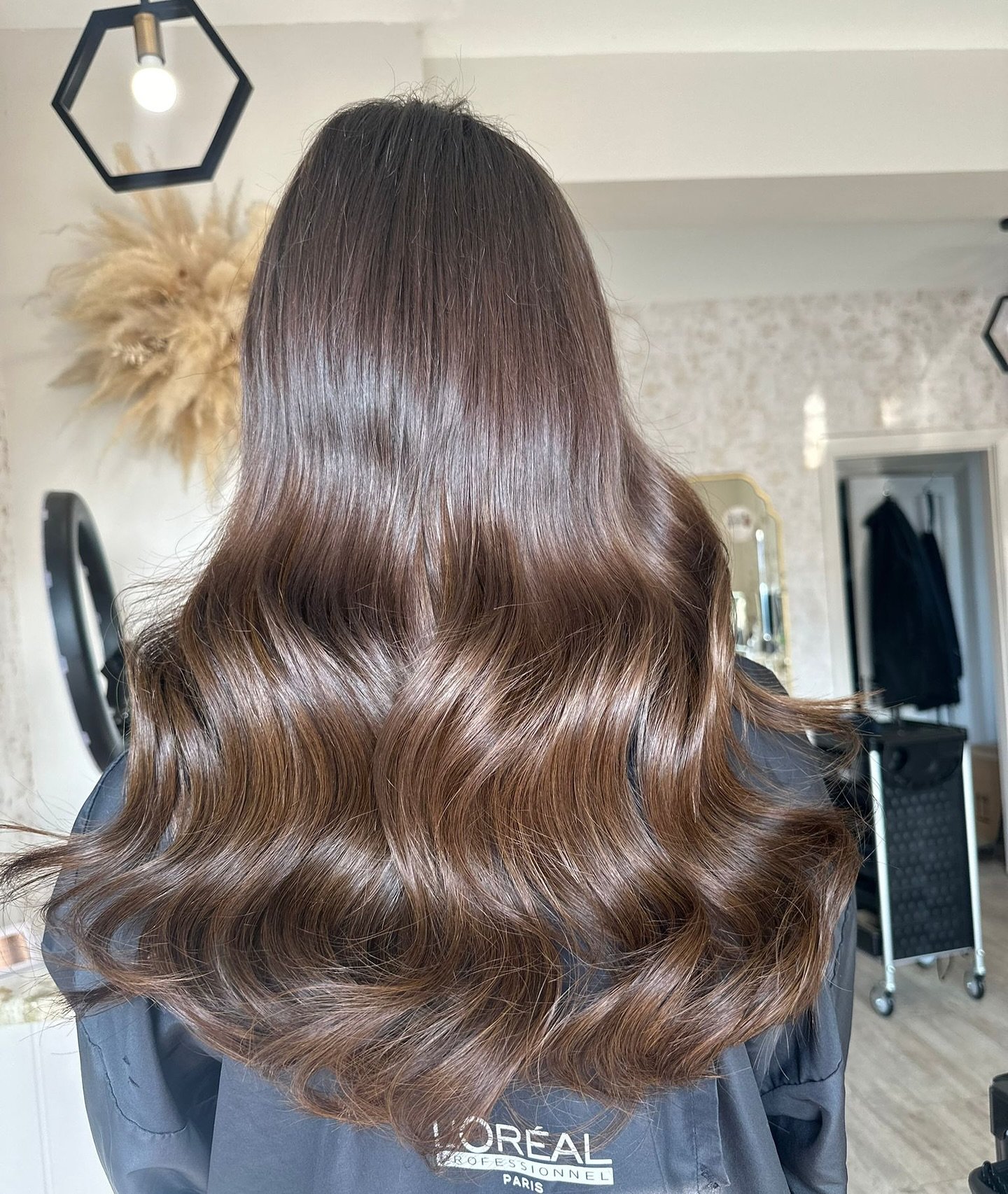 Hair extension fitting 

▪️Beauty Works XXS Weave 
▪️Shade Raven
▪️18 inches of pure glam 💇&zwj;♀️

Fitted flawlessly by Abbie and styled to perfection using the Beauty Works Pro Styler 💁&zwj;♀️

📍Ready to upgrade your hair game?
📩 DM to book or 