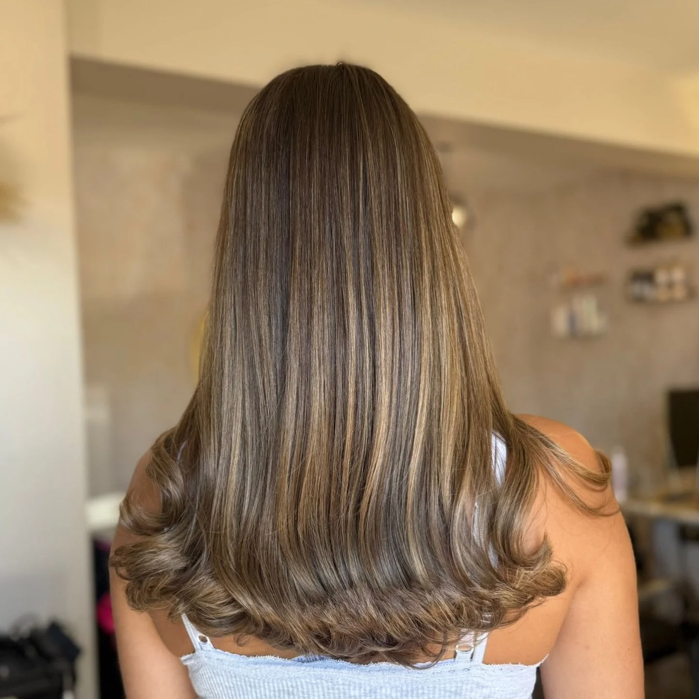 When your balayage is subtle but the shine speaks for itself! 

Fleur created this soft, dimensional bronde using L&rsquo;Or&eacute;al Blonde Studio for a clean lift, then toned with Dia Light 7.31 for that creamy beige finish.

Obsessed with the new
