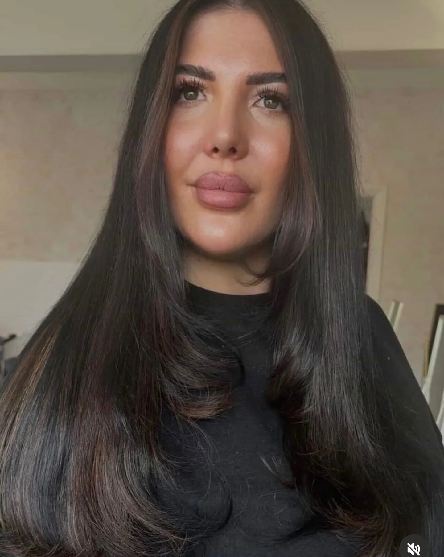 Obsessed with Hannah&rsquo;s hair 😍✨

We used the gorgeous Beauty Works 20&rdquo; XXS Weft in shades Jet Black, Brownie Batter, Huda &amp; Raven, finished with a few Raven nanos around the face for the most seamless blend 🤎🖤

Lily created the perf