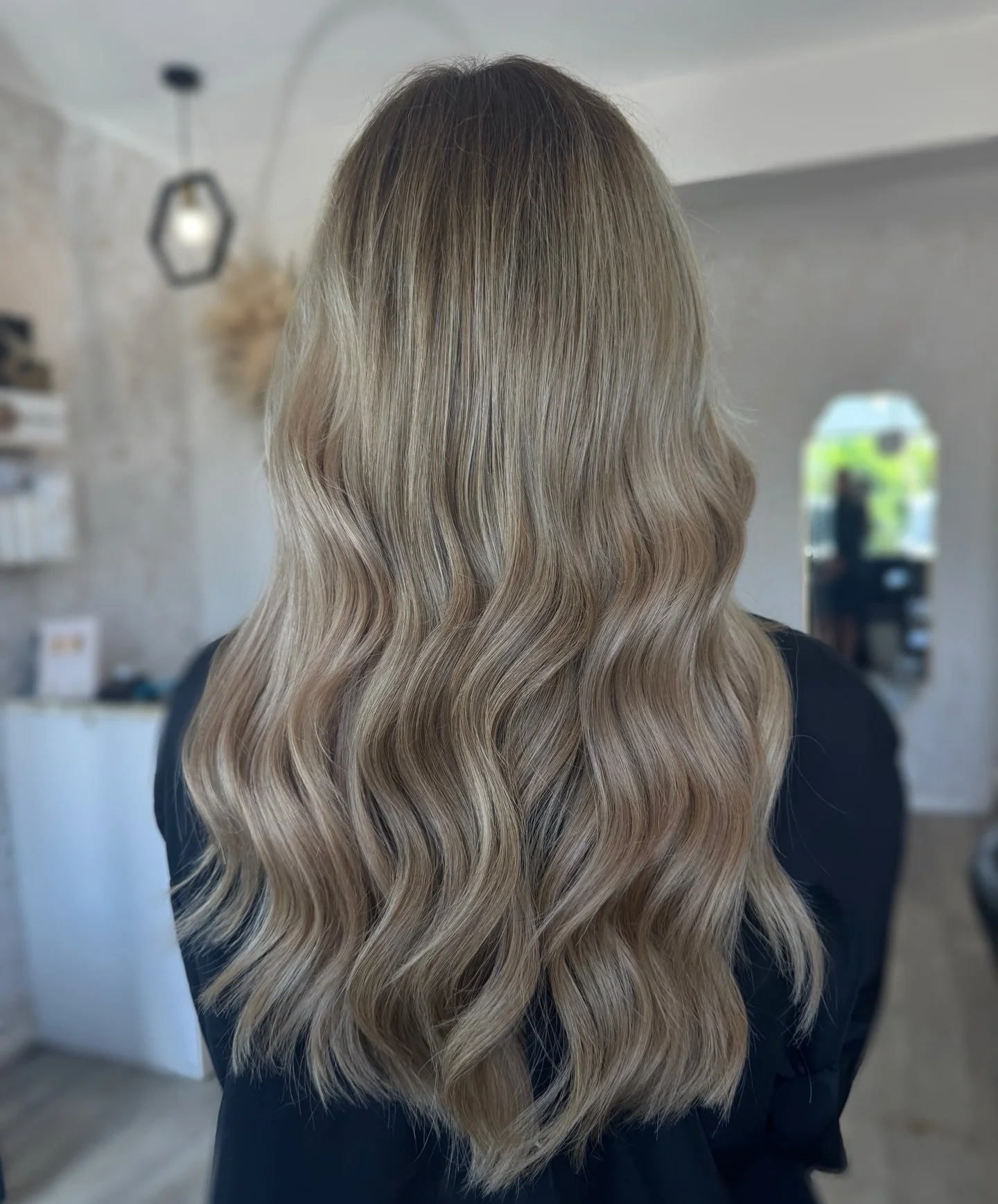 Fresh new hair ✨

I fitted tape wefts with a few nano bonds around the hairline for the most seamless blend 🤍

Tape wefts are one of my favourite methods because they:

&bull; Add amazing length &amp; volume
&bull; Sit super flat to the head
&bull; 