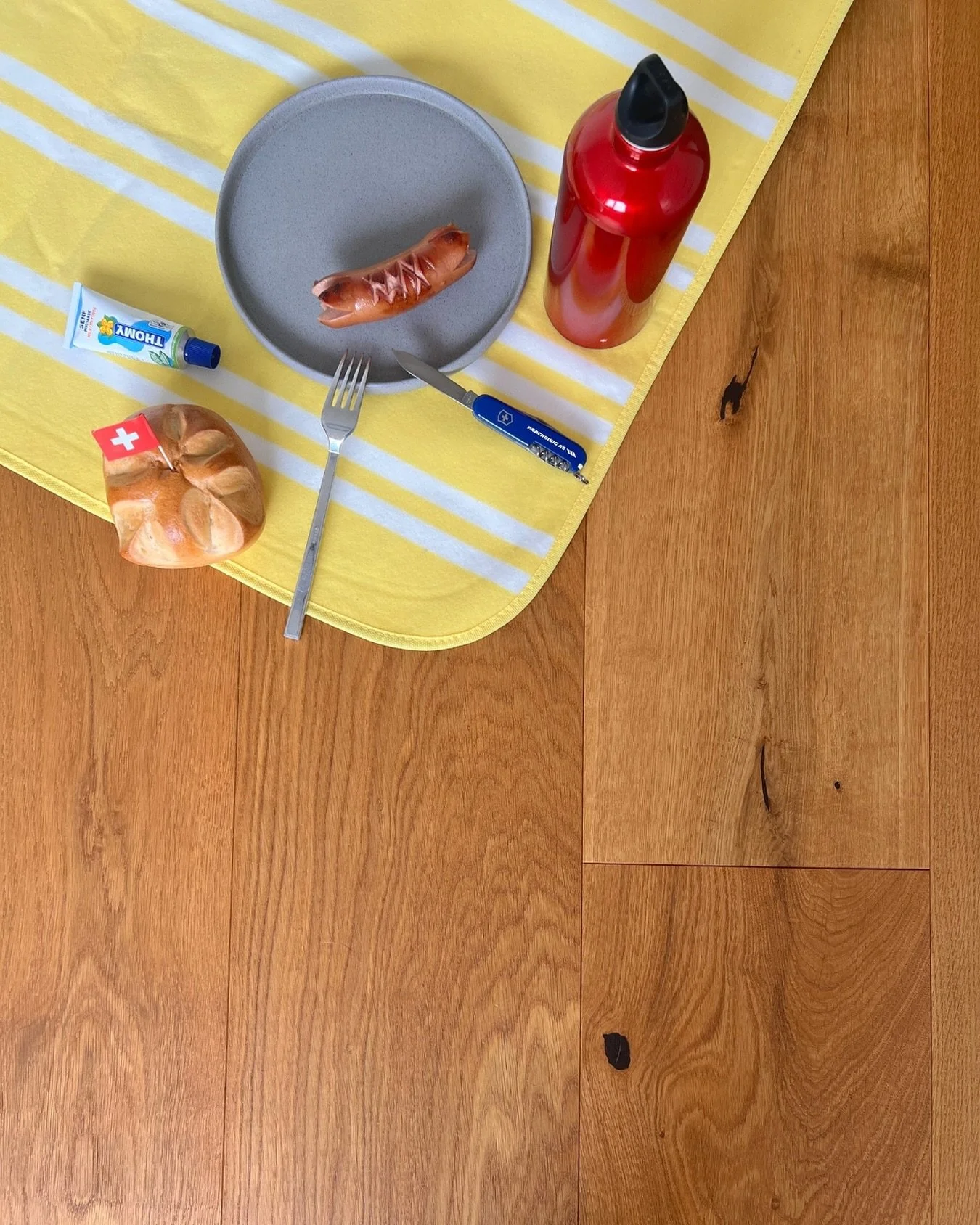 Die Cervelat schmeckt auch bei schlechtem Wetter und ohne Wiese – Hauptsache der Boden stimmt. #WetterfestFeiern #SchweizerQualität #ParkettPicknick #BodenständigerNationalfeiertag #1AugustmitStil