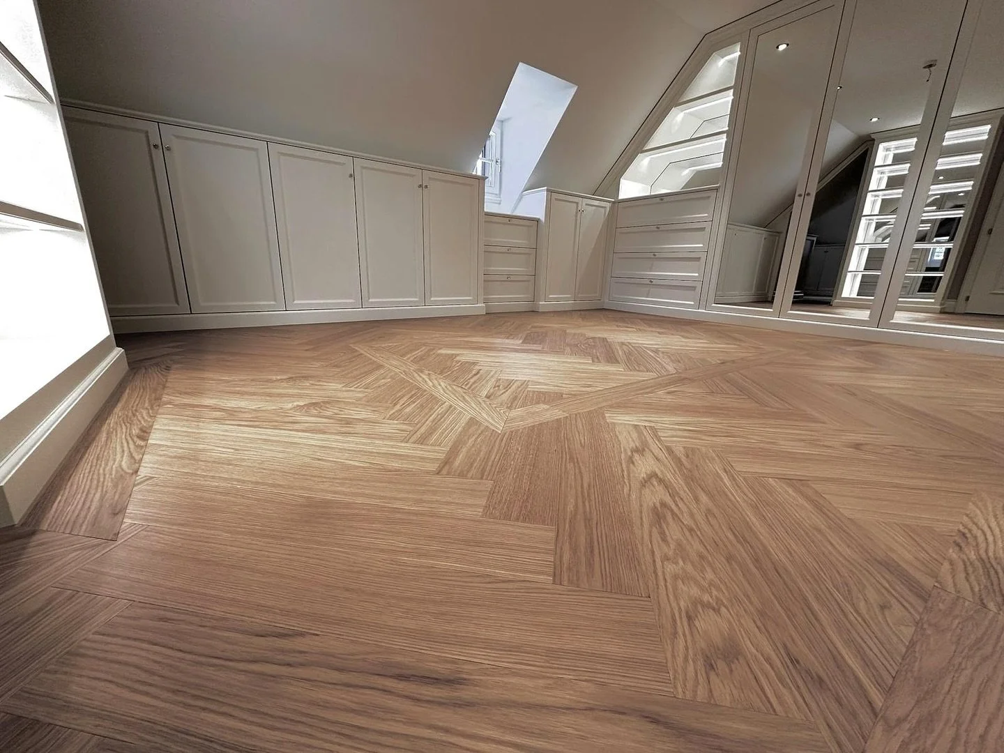 Exklusiver Boden für exklusive Räume. Massarbeit bis ins Detail. #ParkettLiebe #HandwerkMitStil
