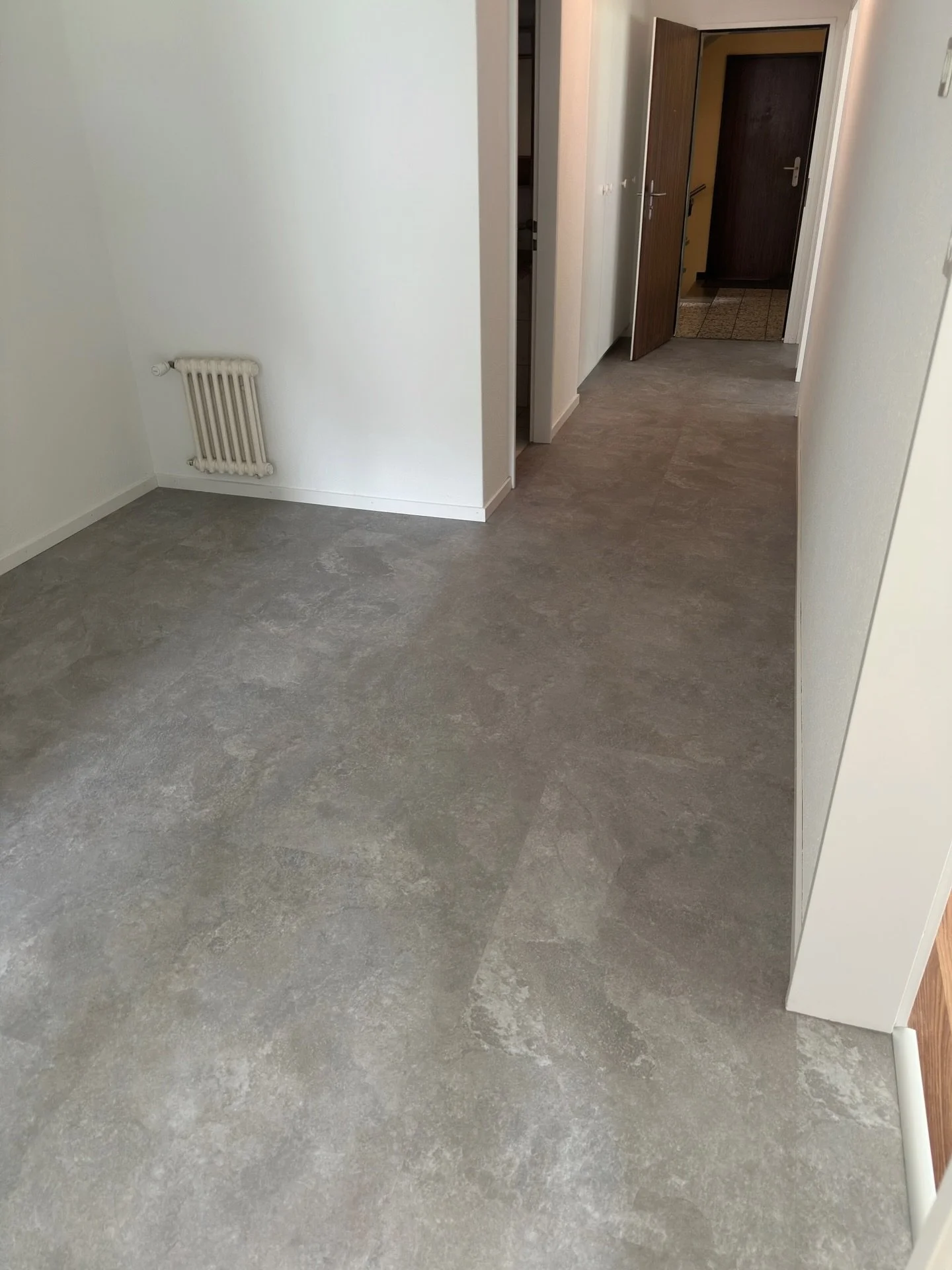Vinyl ist robust, pflegeleicht und wasserfest – ideal für stark genutzte Räume. Erhältlich in Stein-, Holz- oder auch modernem Dekor. #Vinylboden #SchweizerHandwerk #BodenlegerCH