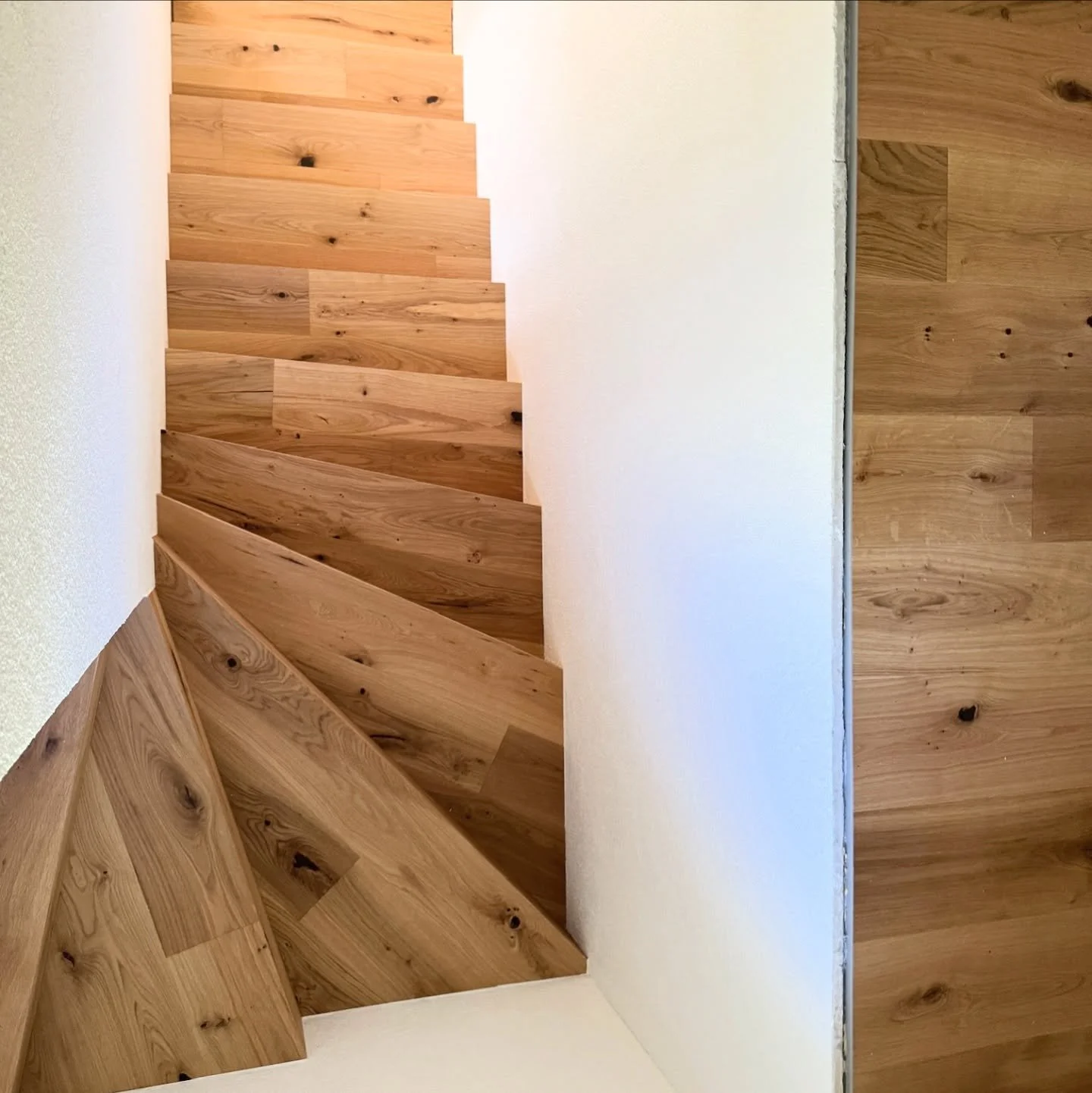 Ein durchgängiger Bodenbelag vom Wohnraum bis zur Treppe schafft ein harmonisches Gesamtbild. Die Herausforderung?
- Exakte Gehrungsschnitte
- Dehnfugenplanung
- Richtiger Aufbau zur Vermeidung von Knarz- oder Spannungsgeräuschen
#Treppen