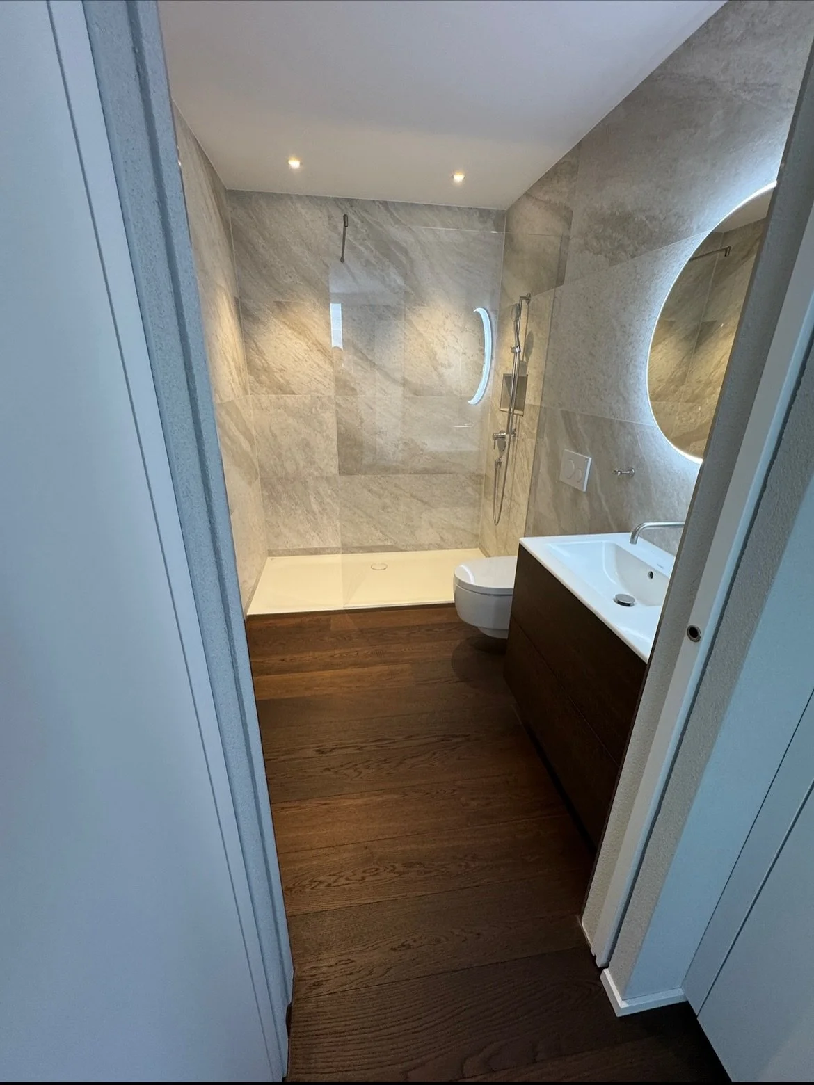 ✨ Freude am Handwerk.
Bauwerk Casapark Eiche 14 kernger&auml;uchert, naturge&ouml;lt &ndash; verlegt mit Liebe zum Detail.
Ob perfekt eingepasste Treppe oder pr&auml;zise Glasumrandung am Chemin&eacute;e: Jeder Schnitt, jede Fuge, jedes Element sitzt