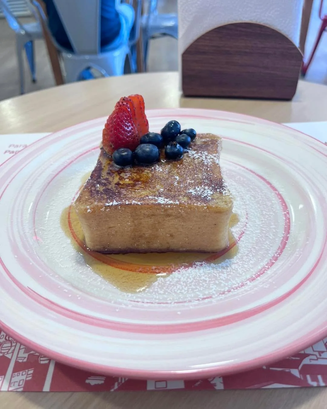 🥐✨ El secreto de una ma&ntilde;ana perfecta empieza aqu&iacute;.

Nuestra tostada francesa est&aacute; en su punto exacto: crujiente y doradita por fuera, pero incre&iacute;blemente suave, esponjosa y dulce por dentro. &iquest;El toque m&aacute;gico
