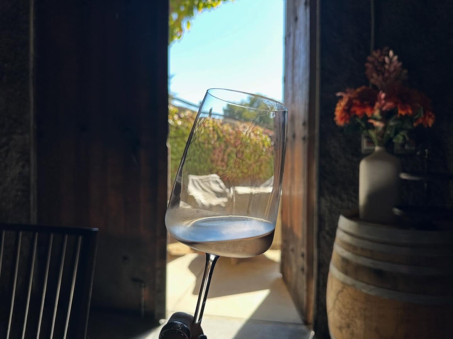 Easy spring days in wine country 🌿🍷
Sunshine on your skin, fresh blooms in every vineyard row, and a glass of something chilled in hand.

Slow mornings, long lunches, and golden hour that feels like it lasts forever ✨

This is your reminder to soak