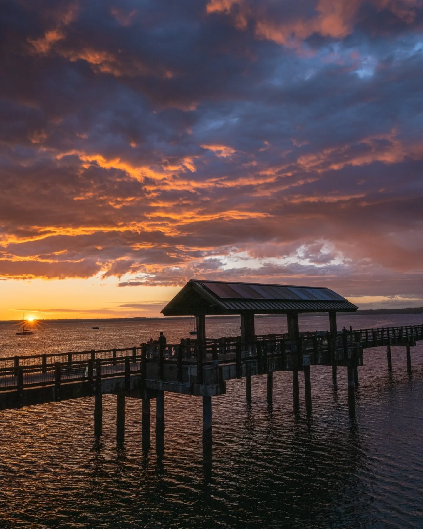 The kind of sunset you remember for a while.

Last night.

#bellinghamwa #photography #sunset #taylordock #boardwalk #pier #boulevardpark