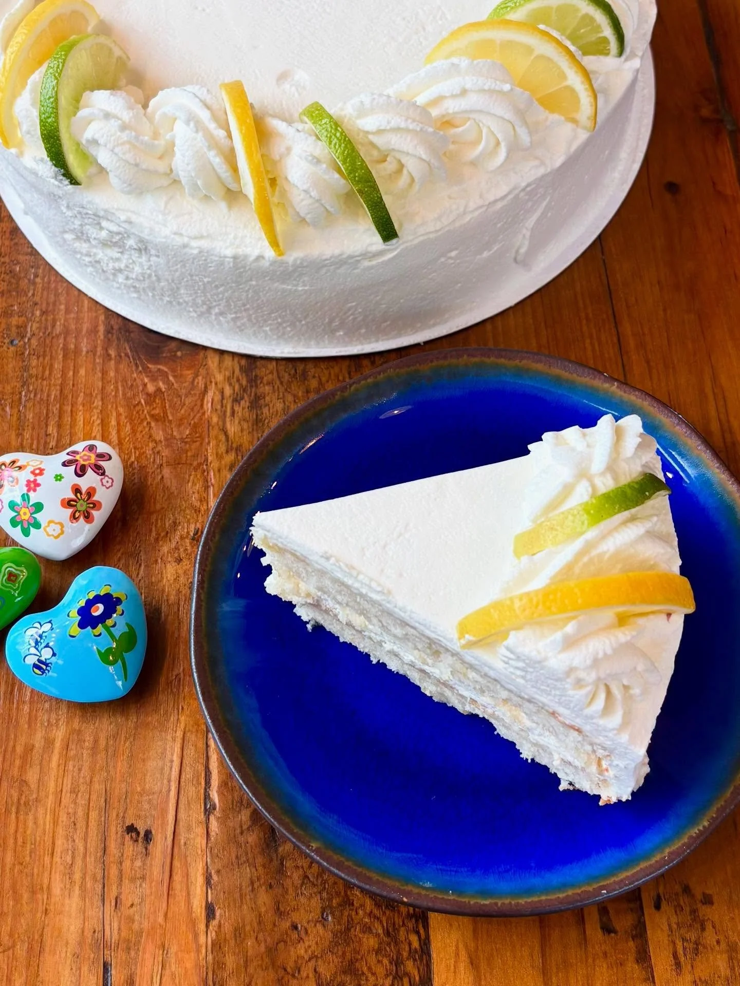 Calamansi Cake💚
More goodness @manalosbakery 

Philippine lime flavored cake with a light lime cream frosting!