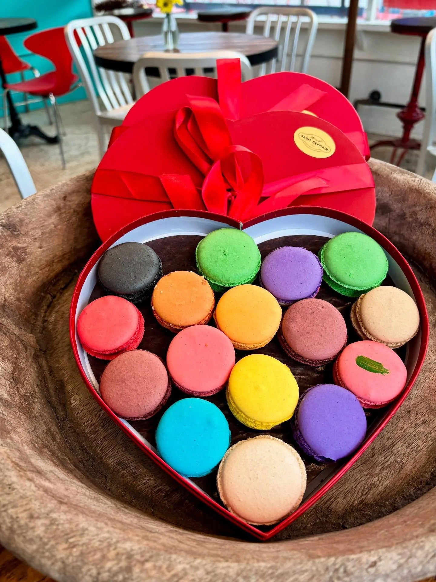 Box of Macarons!
🩵🩷❤️🧡💛🤎💙💜

by @stgermainbakery