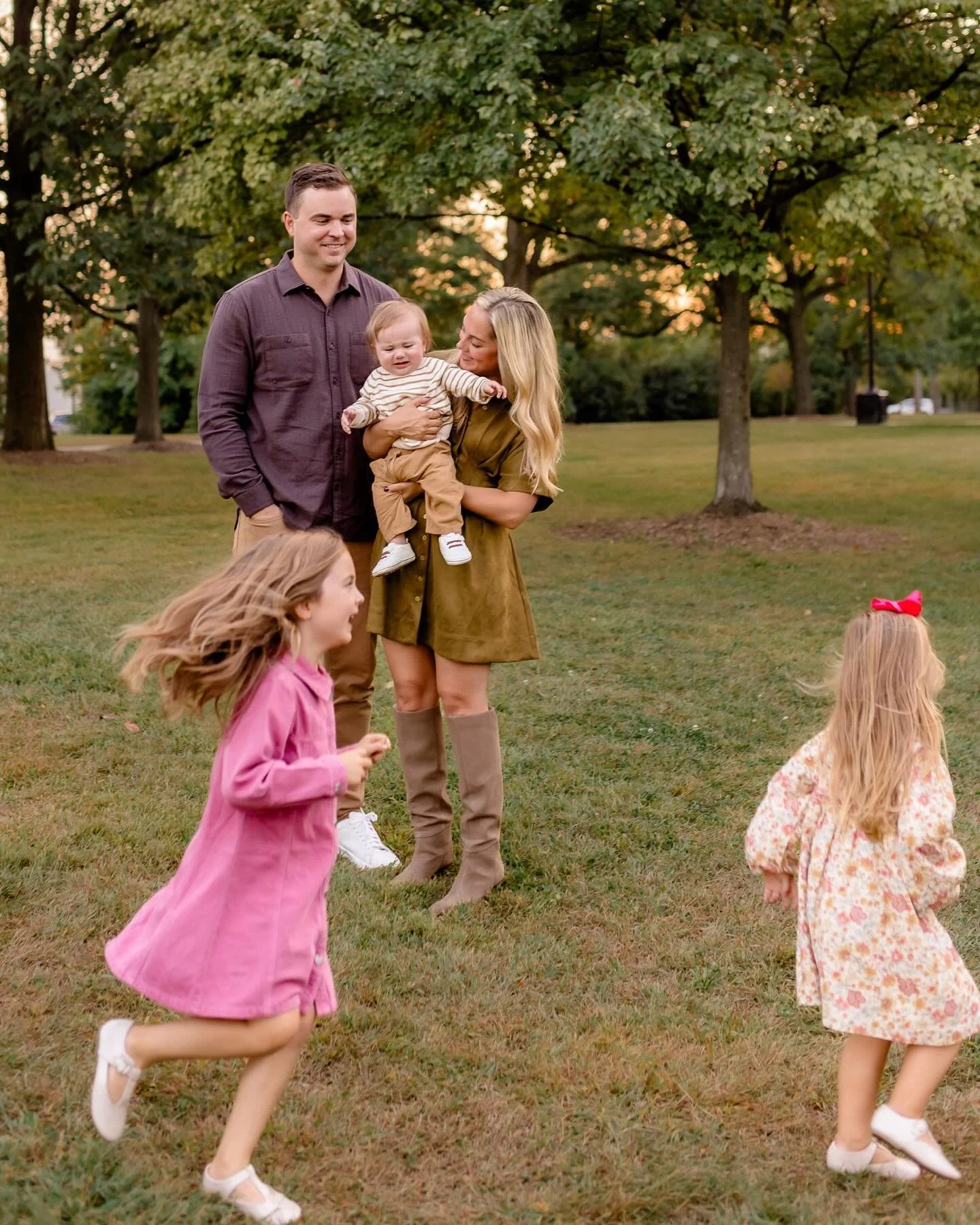 November is here and that means it&rsquo;s time to cozy up and FALL in love with some of my recent sessions 🍁 (see what I did there 😏) All month long, I&rsquo;ll be spotlighting some of the amazing families I&rsquo;ve had the joy of photographing t