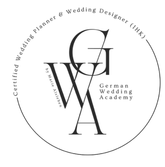 Grafik mit dem Text 'German Wedding Academy' und Stilelementen in Schwarz und Weiß, umgeben von einem kreisförmigen Rahmen.
